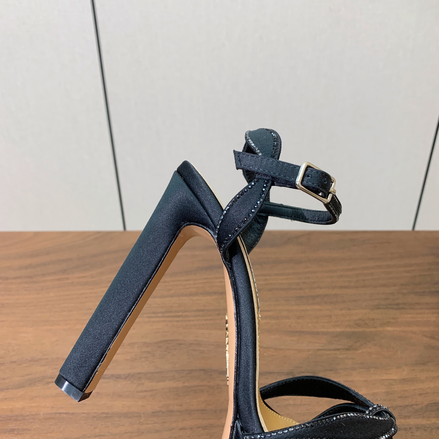 【AQUAZZUR* 】真丝钻面水台凉鞋。性感的代言品牌。鞋面真丝烫钻。羊皮垫脚，真皮大底。跟高13cm，水台4cm。 