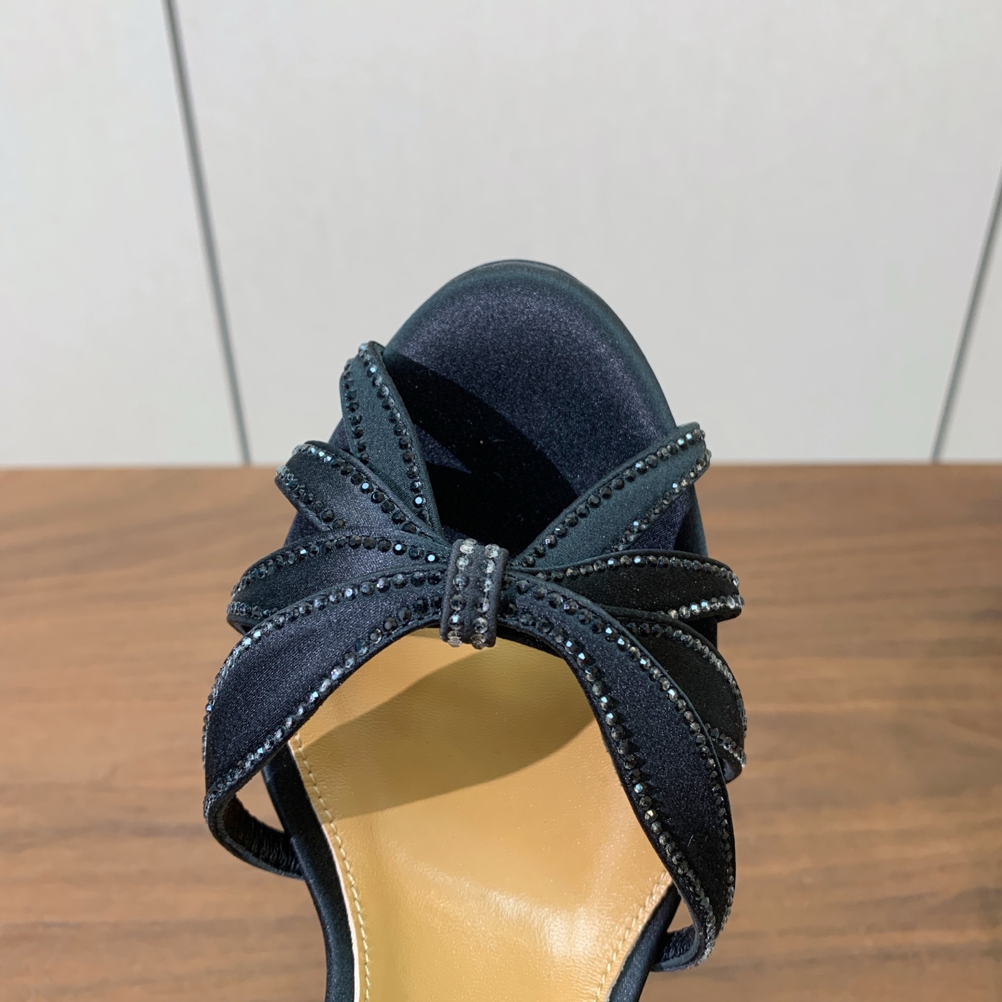 【AQUAZZUR* 】真丝钻面水台凉鞋。性感的代言品牌。鞋面真丝烫钻。羊皮垫脚，真皮大底。跟高13cm，水台4cm。 