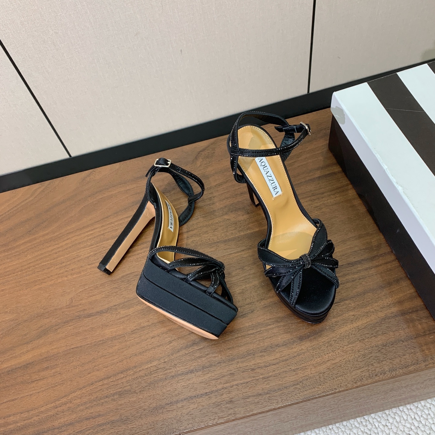【AQUAZZUR* 】真丝钻面水台凉鞋。性感的代言品牌。鞋面真丝烫钻。羊皮垫脚，真皮大底。跟高13cm，水台4cm。 