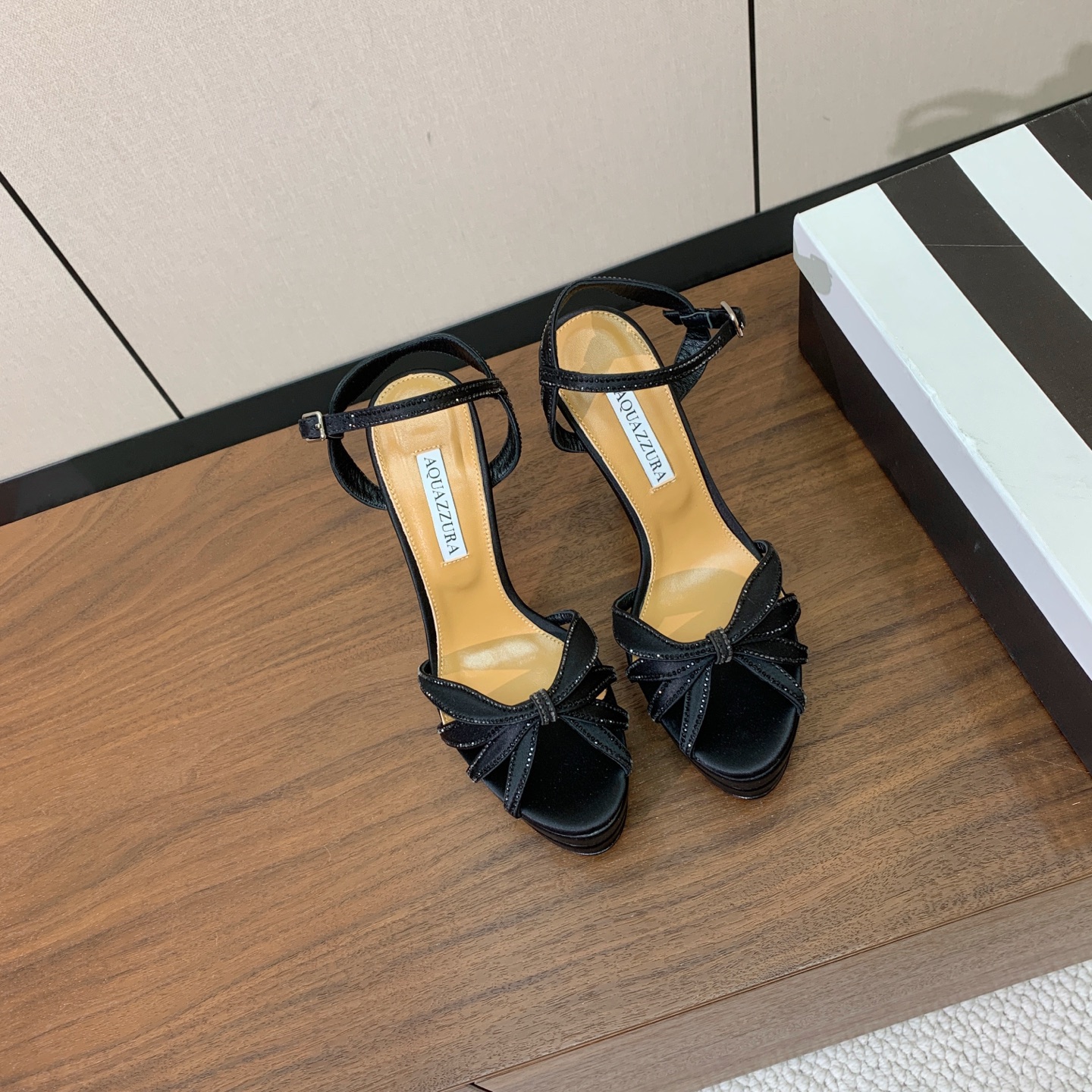 【AQUAZZUR* 】真丝钻面水台凉鞋。性感的代言品牌。鞋面真丝烫钻。羊皮垫脚，真皮大底。跟高13cm，水台4cm。 