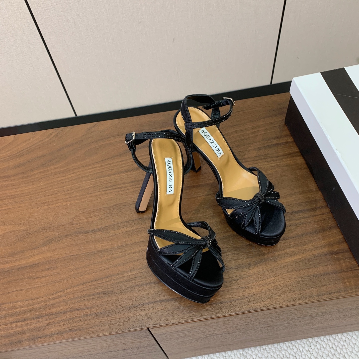【AQUAZZUR* 】真丝钻面水台凉鞋。性感的代言品牌。鞋面真丝烫钻。羊皮垫脚，真皮大底。跟高13cm，水台4cm。 