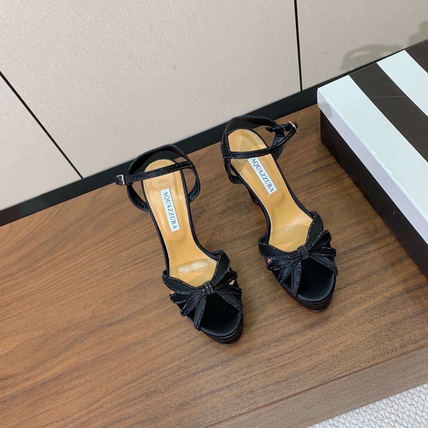 【AQUAZZUR* 】真丝钻面水台凉鞋。性感的代言品牌。鞋面真丝烫钻。羊皮垫脚，真皮大底。跟高13cm，水台4cm。 