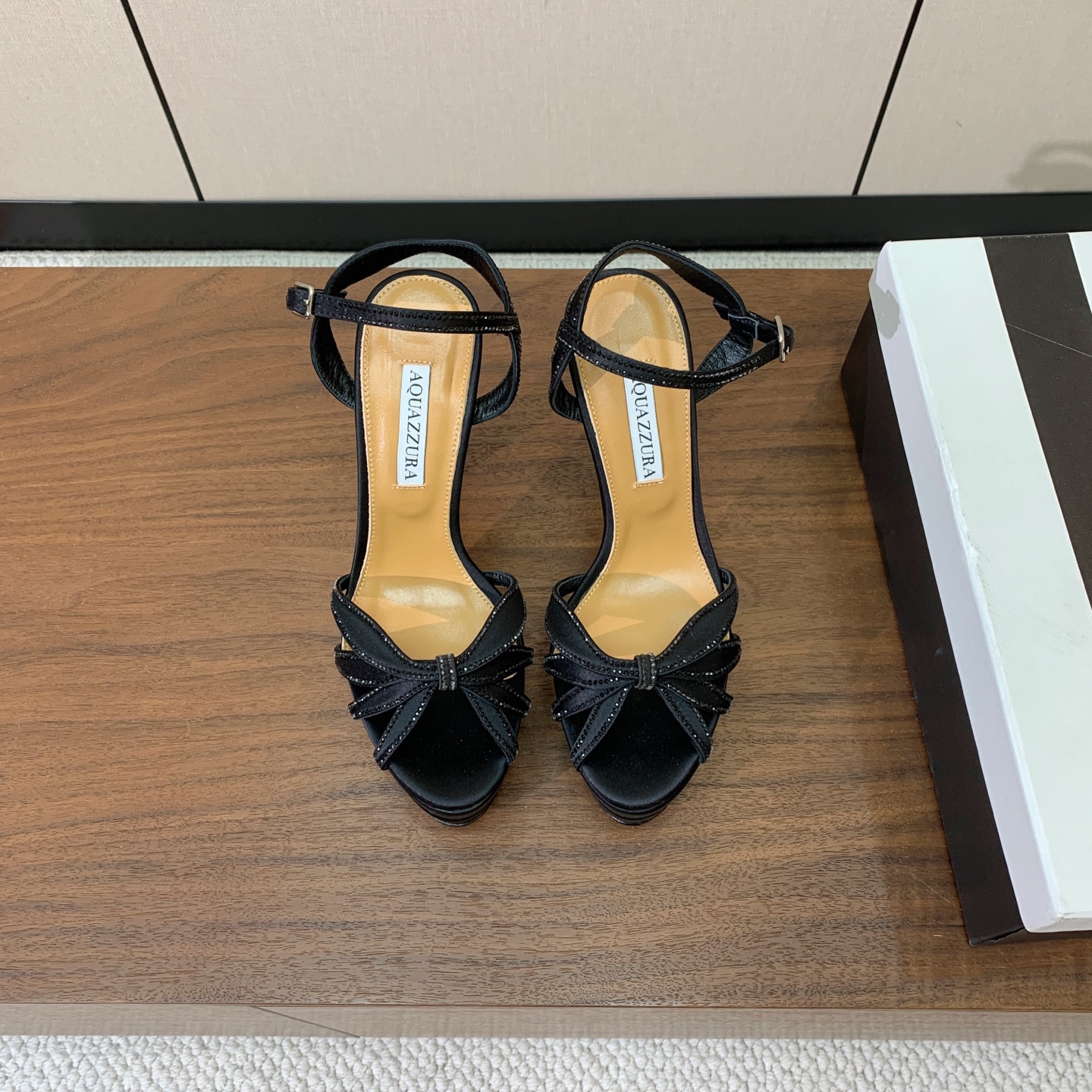 【AQUAZZUR* 】真丝钻面水台凉鞋。性感的代言品牌。鞋面真丝烫钻。羊皮垫脚,真皮大底。跟高13cm,水台4cm。 【AQUAZZUR* 】真丝钻面水台凉鞋。性感的代言品牌。鞋面真丝烫钻。羊皮垫脚,真皮大底。跟高13cm,水台4cm。