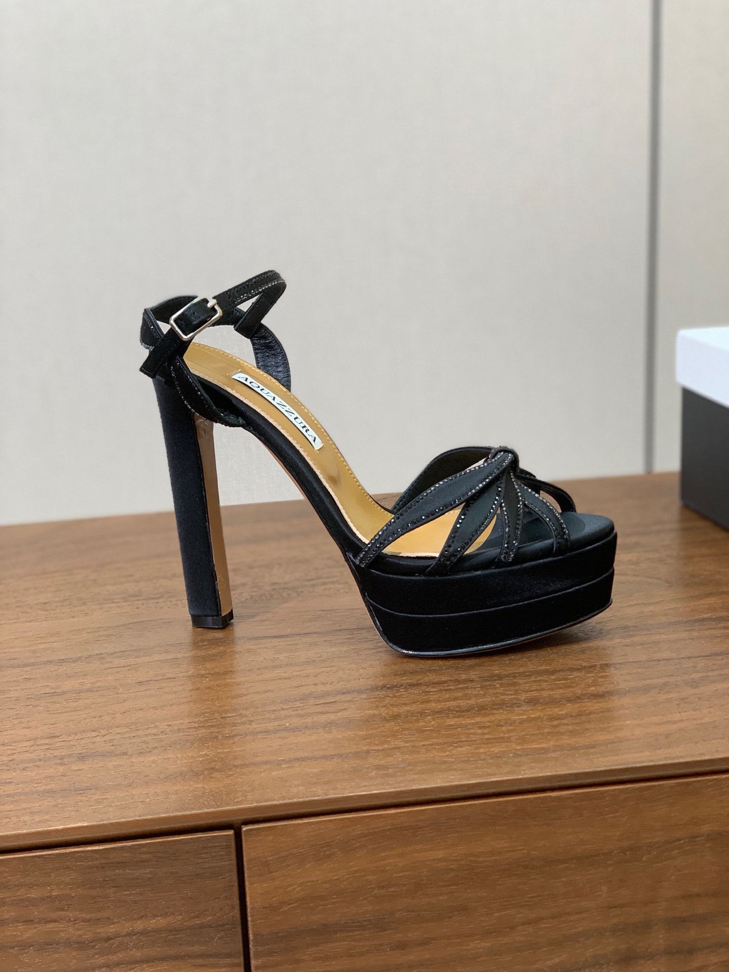 【AQUAZZUR* 】真丝钻面水台凉鞋。性感的代言品牌。鞋面真丝烫钻。羊皮垫脚，真皮大底。跟高13cm，水台4cm。 