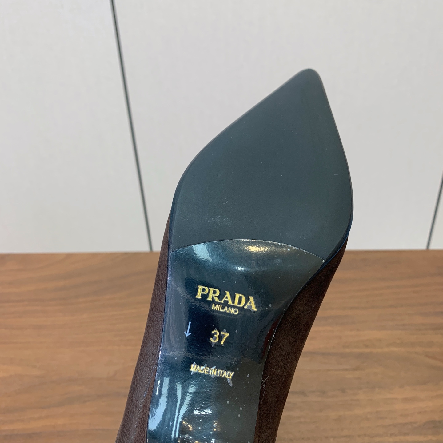 【Prad*】小跟短靴。独特味道 人人都爱也轻松驾驭。上脚简单帅气。鞋面擦色牛皮，羊皮内里及垫脚。注塑真皮大底。跟高5.