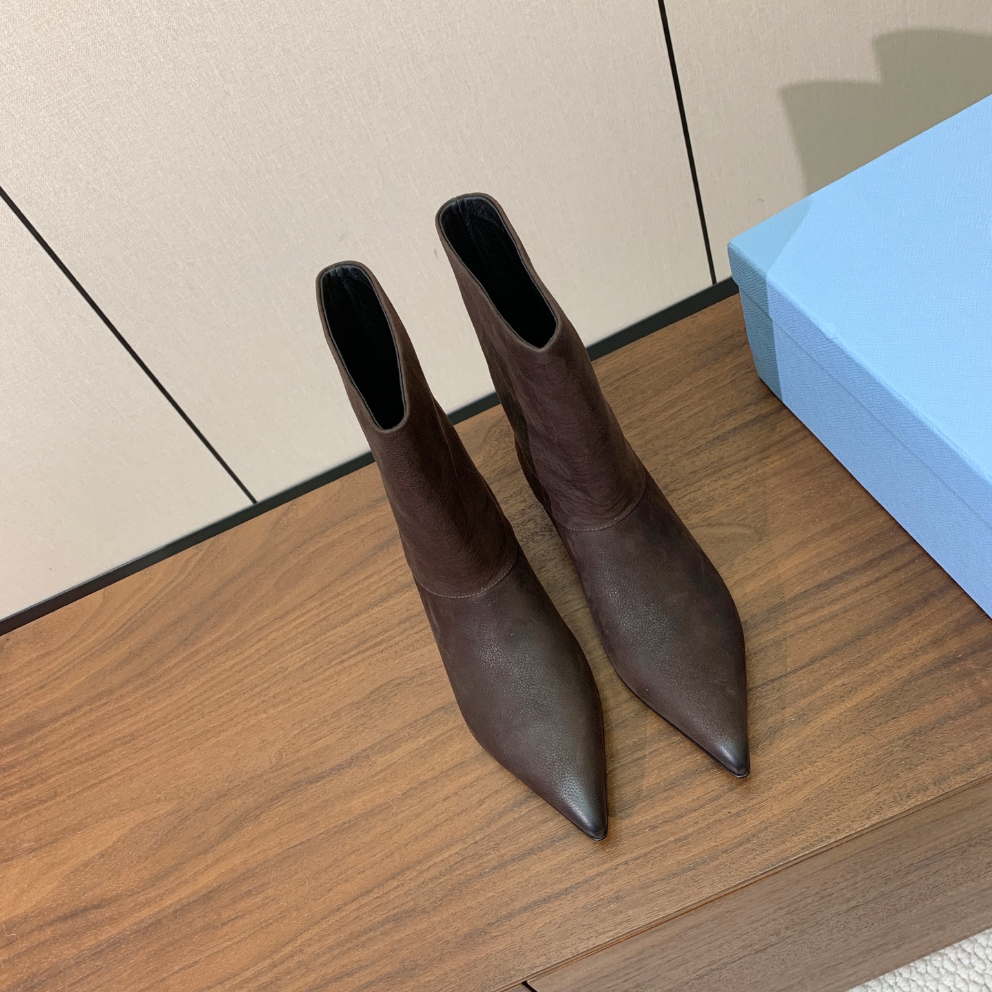 【Prad*】小跟短靴。独特味道 人人都爱也轻松驾驭。上脚简单帅气。鞋面擦色牛皮，羊皮内里及垫脚。注塑真皮大底。跟高5.