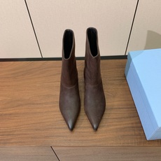 【Prad*】小跟短靴。独特味道 人人都爱也轻松驾驭。上脚简单帅气。鞋面擦色牛皮,羊皮内里及垫脚。注塑真皮大底。跟高5. 【Prad*】小跟短靴。独特味道 人人都爱也轻松驾驭。上脚简单帅气。鞋面擦色牛皮,羊皮内里及垫脚。注塑真皮大底。跟高5.
