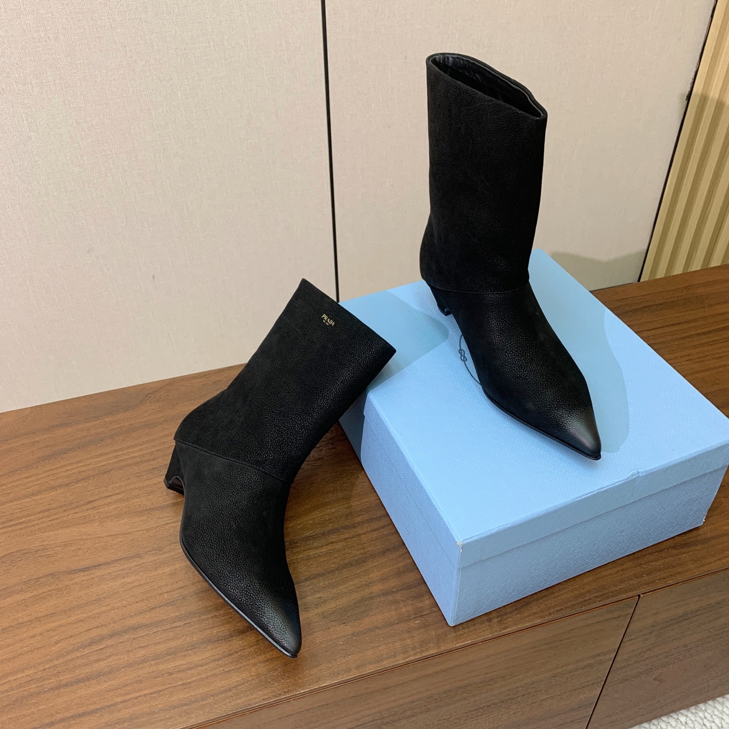 【Prad*】小跟短靴。独特味道 人人都爱也轻松驾驭。上脚简单帅气。鞋面擦色牛皮，羊皮内里及垫脚。注塑真皮大底。跟高5.