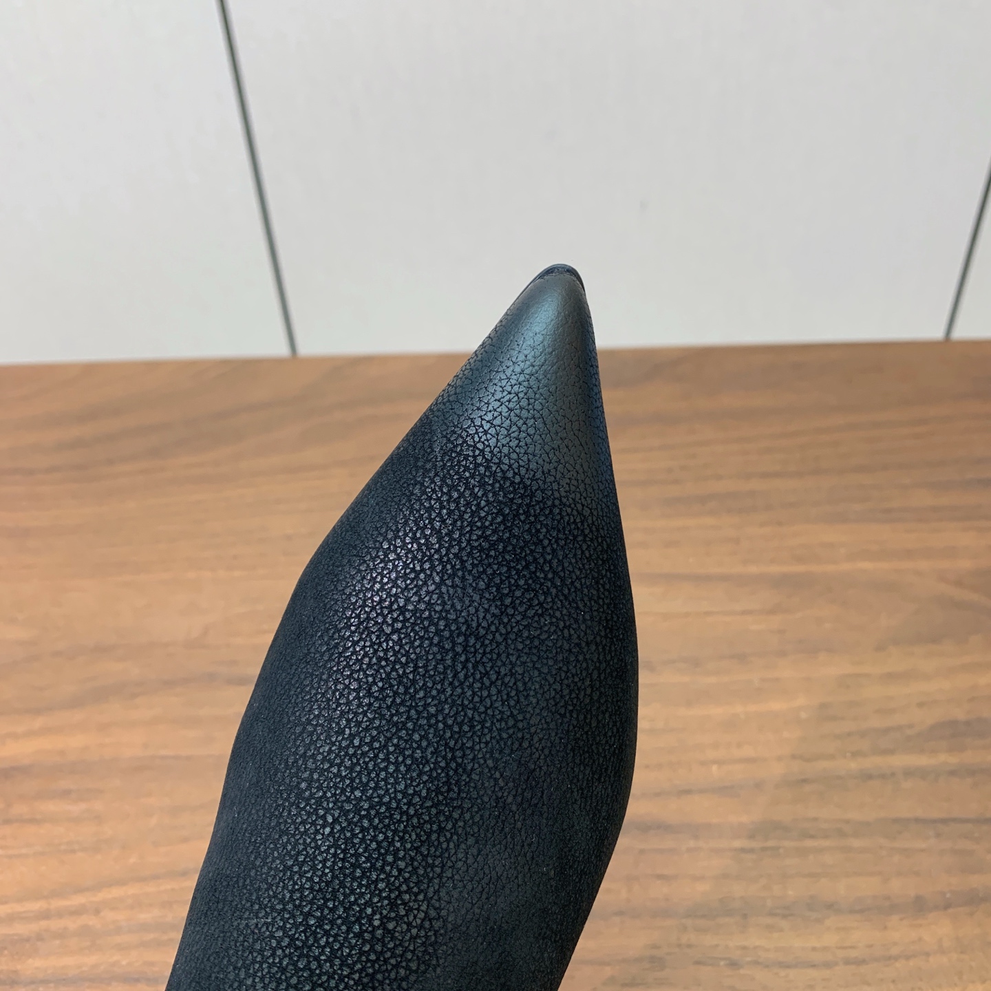【Prad*】小跟短靴。独特味道 人人都爱也轻松驾驭。上脚简单帅气。鞋面擦色牛皮，羊皮内里及垫脚。注塑真皮大底。跟高5.