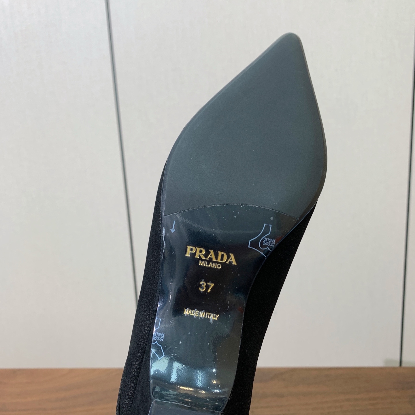 【Prad*】小跟长靴。独特味道 人人都爱也轻松驾驭。上脚简单帅气。鞋面擦色牛皮，羊皮内里及垫脚。注塑真皮大底。跟高5.