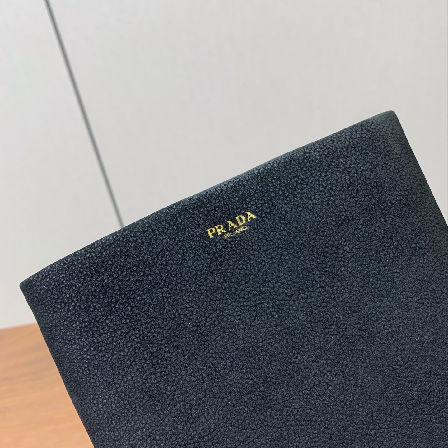 【Prad*】小跟长靴。独特味道 人人都爱也轻松驾驭。上脚简单帅气。鞋面擦色牛皮，羊皮内里及垫脚。注塑真皮大底。跟高5.