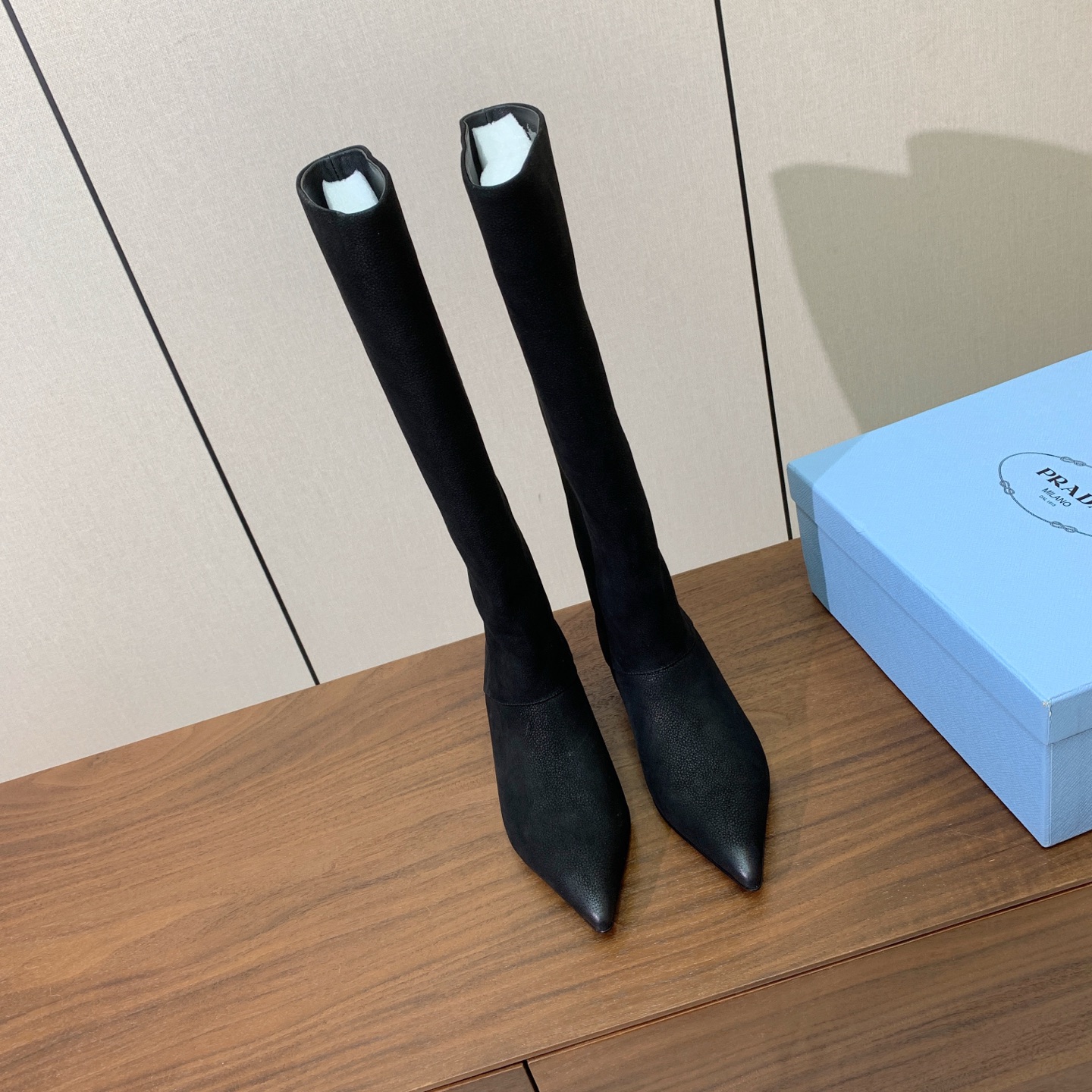 【Prad*】小跟长靴。独特味道 人人都爱也轻松驾驭。上脚简单帅气。鞋面擦色牛皮，羊皮内里及垫脚。注塑真皮大底。跟高5.