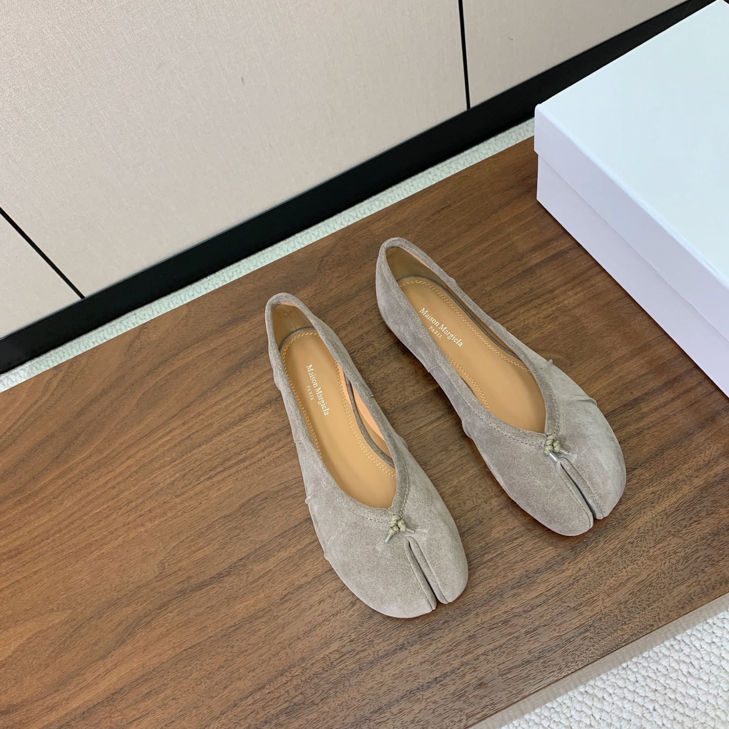 【Maison Margie*a】玛吉拉分趾单鞋。复古韵味，显瘦百搭。鞋面原版植柔羊皮、爆裂皮。羊皮内里及垫脚。真皮大底