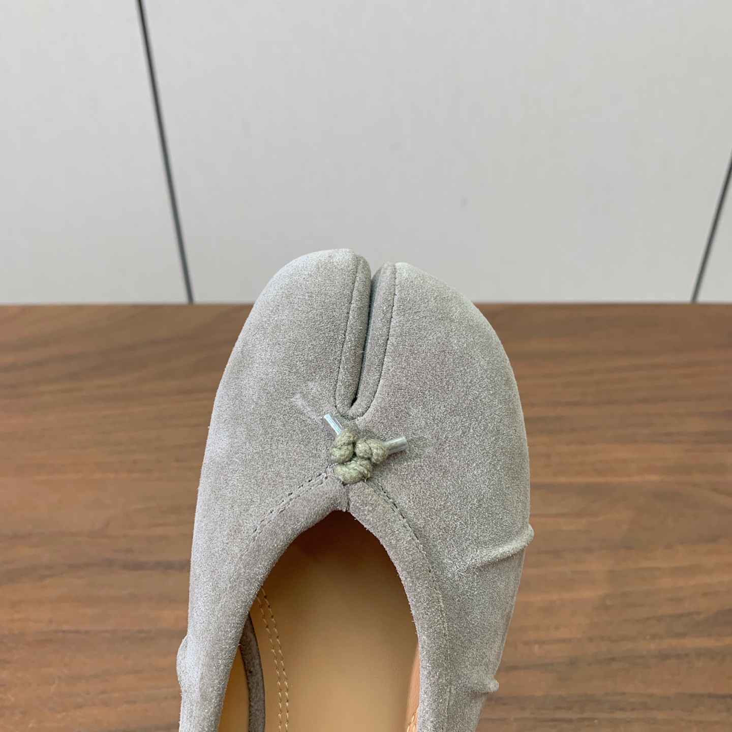 【Maison Margie*a】玛吉拉分趾单鞋。复古韵味，显瘦百搭。鞋面原版植柔羊皮、爆裂皮。羊皮内里及垫脚。真皮大底