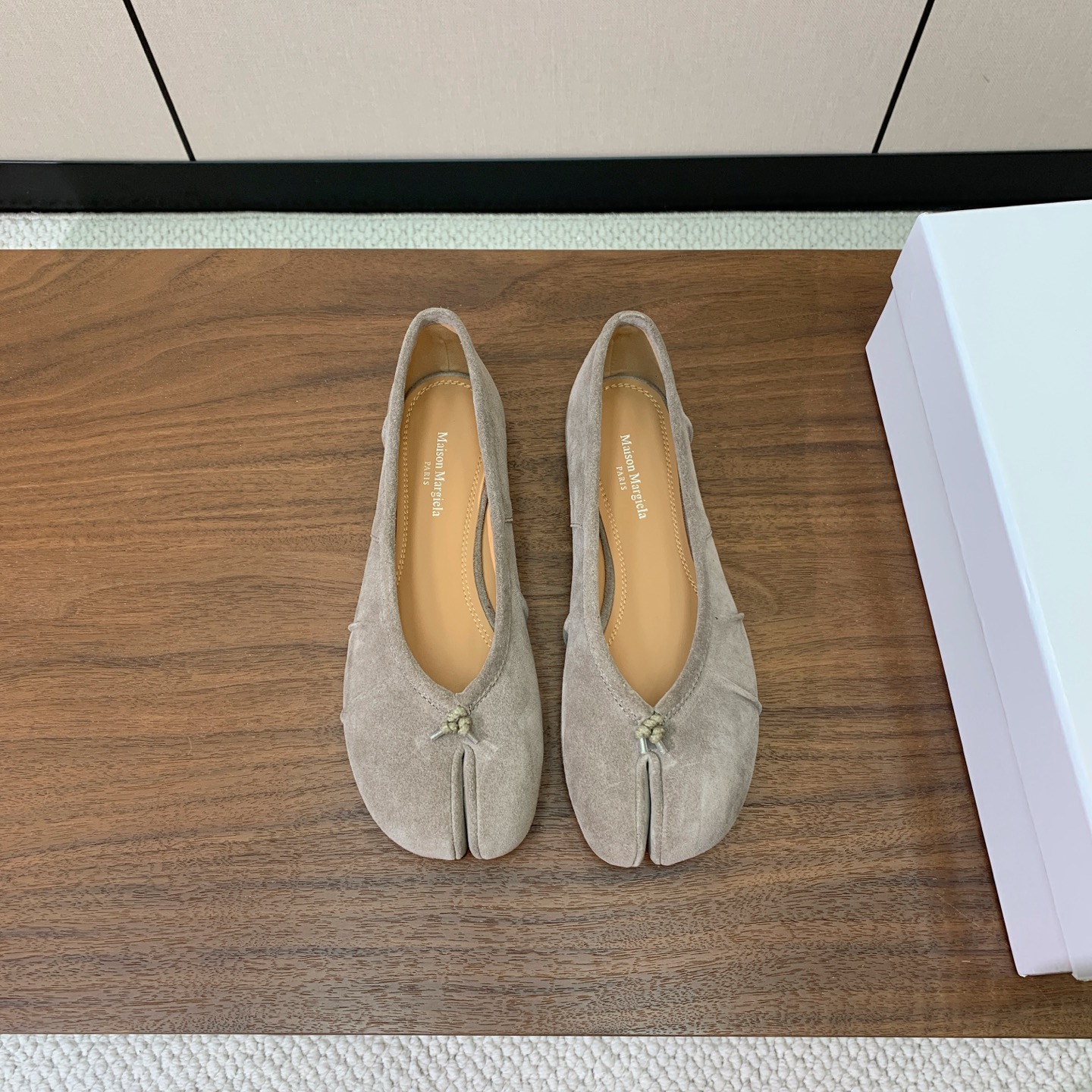 【Maison Margie*a】玛吉拉分趾单鞋。复古韵味，显瘦百搭。鞋面原版植柔羊皮、爆裂皮。羊皮内里及垫脚。真皮大底