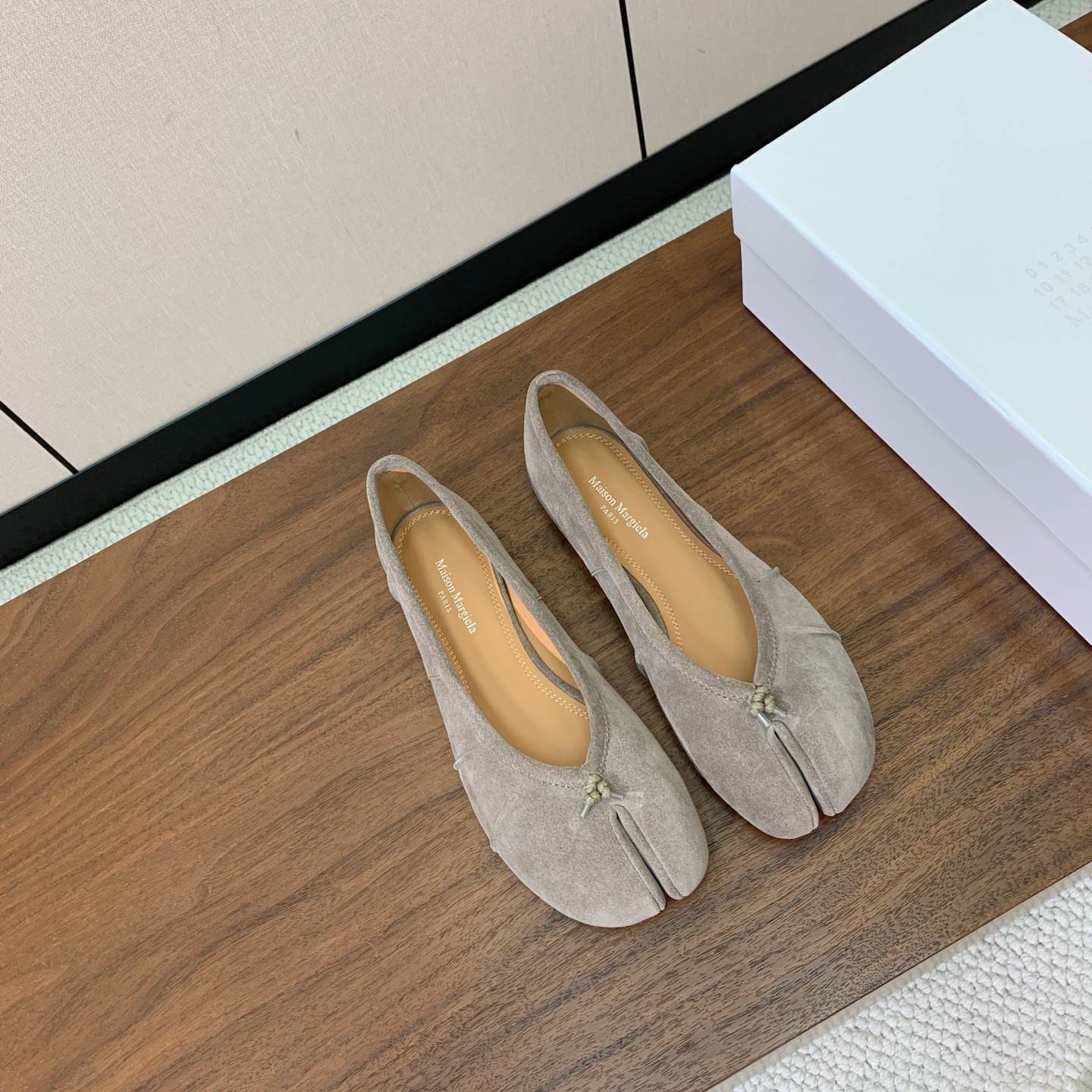 【Maison Margie*a】玛吉拉分趾单鞋。复古韵味，显瘦百搭。鞋面原版植柔羊皮、爆裂皮。羊皮内里及垫脚。真皮大底