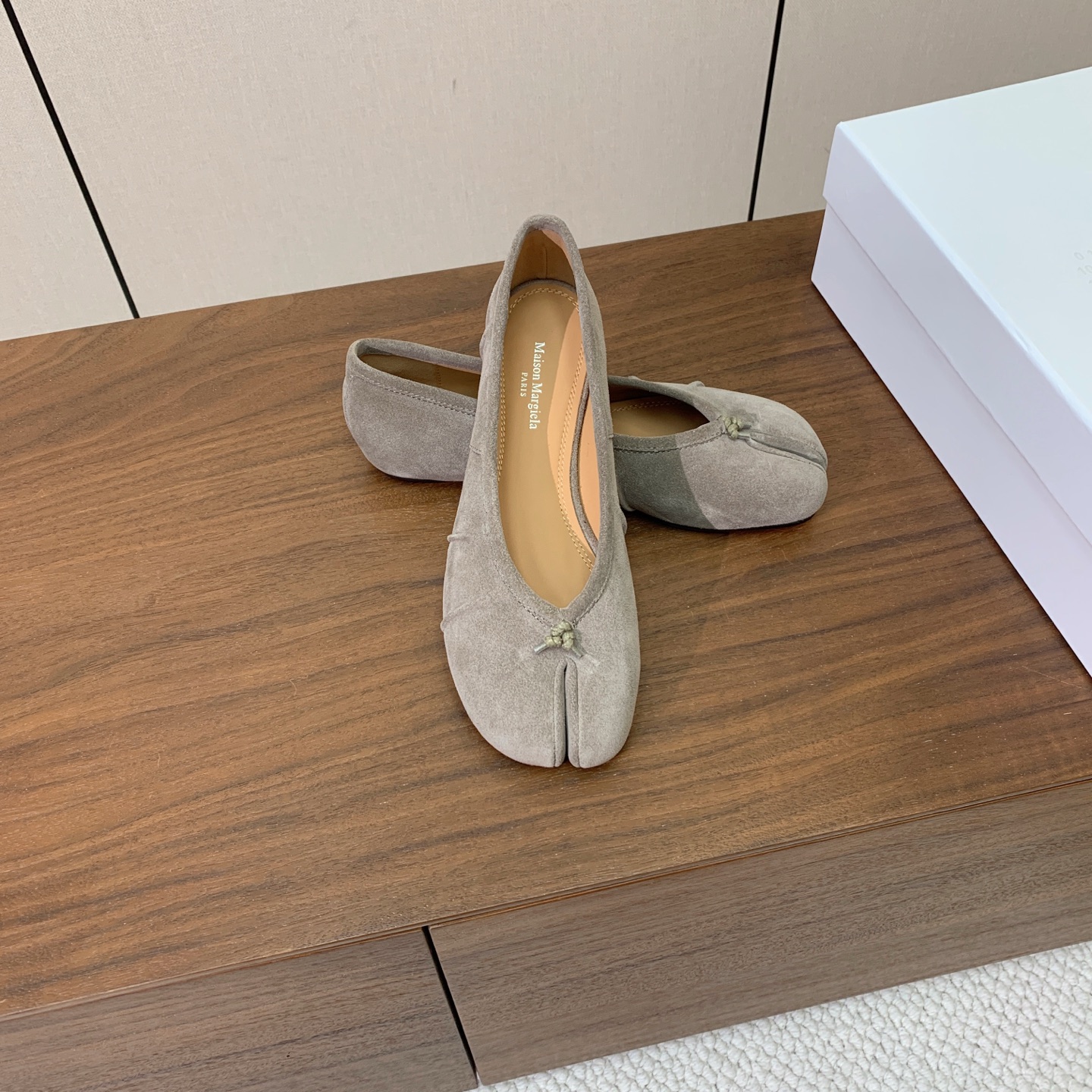 【Maison Margie*a】玛吉拉分趾单鞋。复古韵味，显瘦百搭。鞋面原版植柔羊皮、爆裂皮。羊皮内里及垫脚。真皮大底