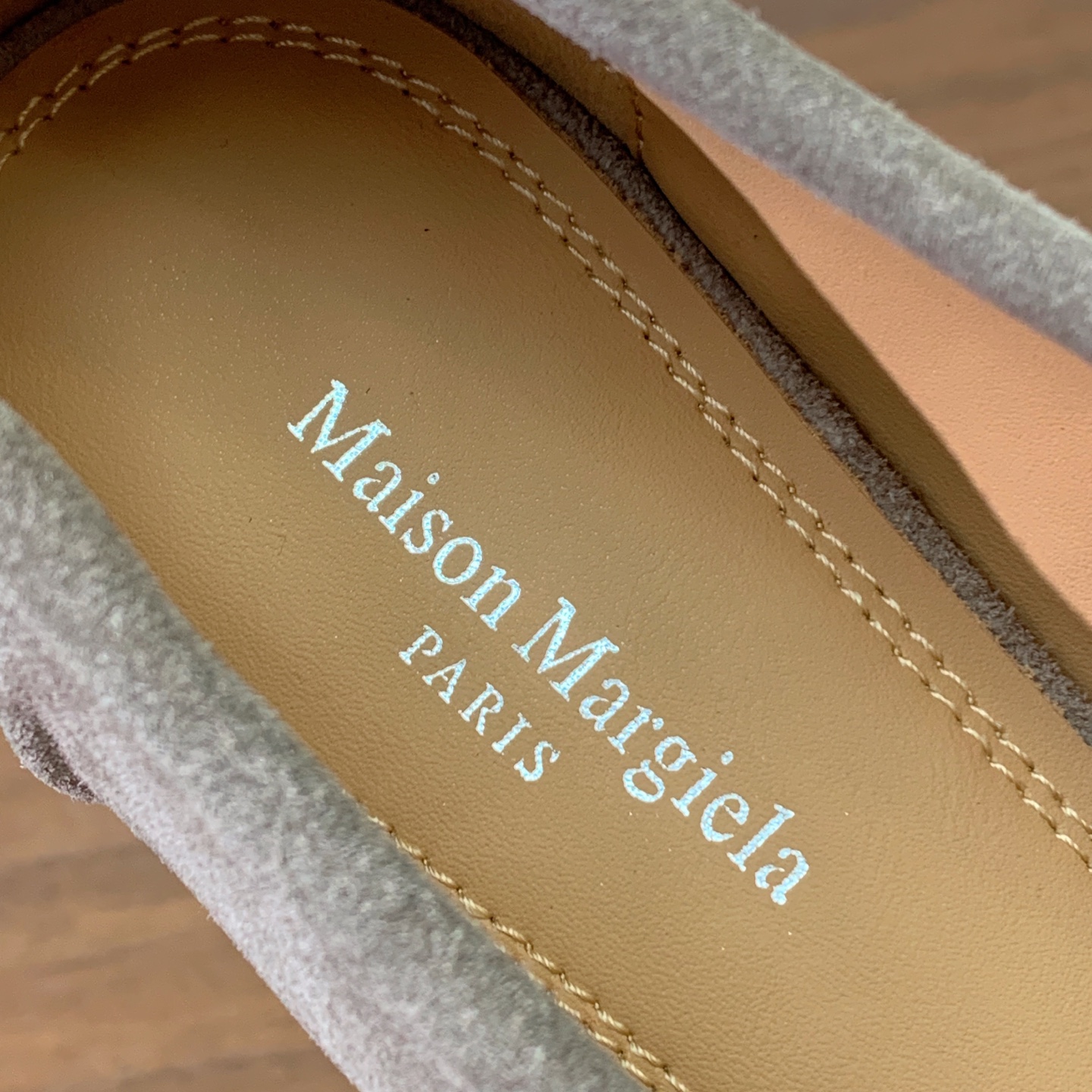 【Maison Margie*a】玛吉拉分趾单鞋。复古韵味，显瘦百搭。鞋面原版植柔羊皮、爆裂皮。羊皮内里及垫脚。真皮大底