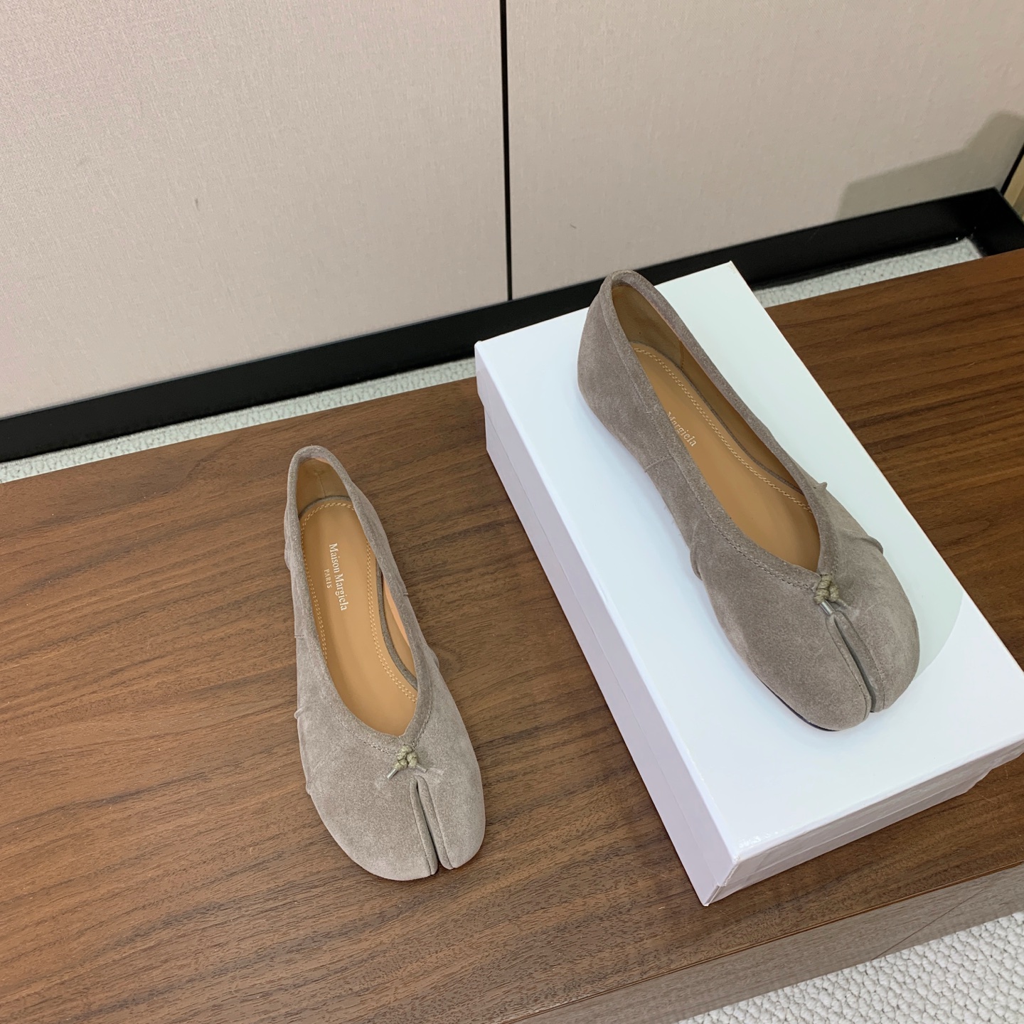 【Maison Margie*a】玛吉拉分趾单鞋。复古韵味，显瘦百搭。鞋面原版植柔羊皮、爆裂皮。羊皮内里及垫脚。真皮大底