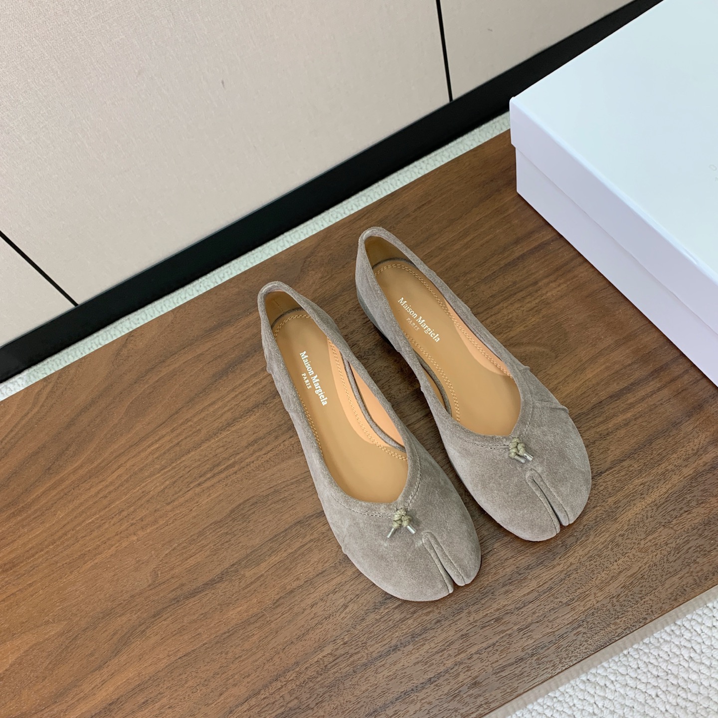 【Maison Margie*a】玛吉拉中分趾单鞋。复古韵味，显瘦百搭。鞋面原版植柔羊皮、爆裂皮。羊皮内里及垫脚。真皮大