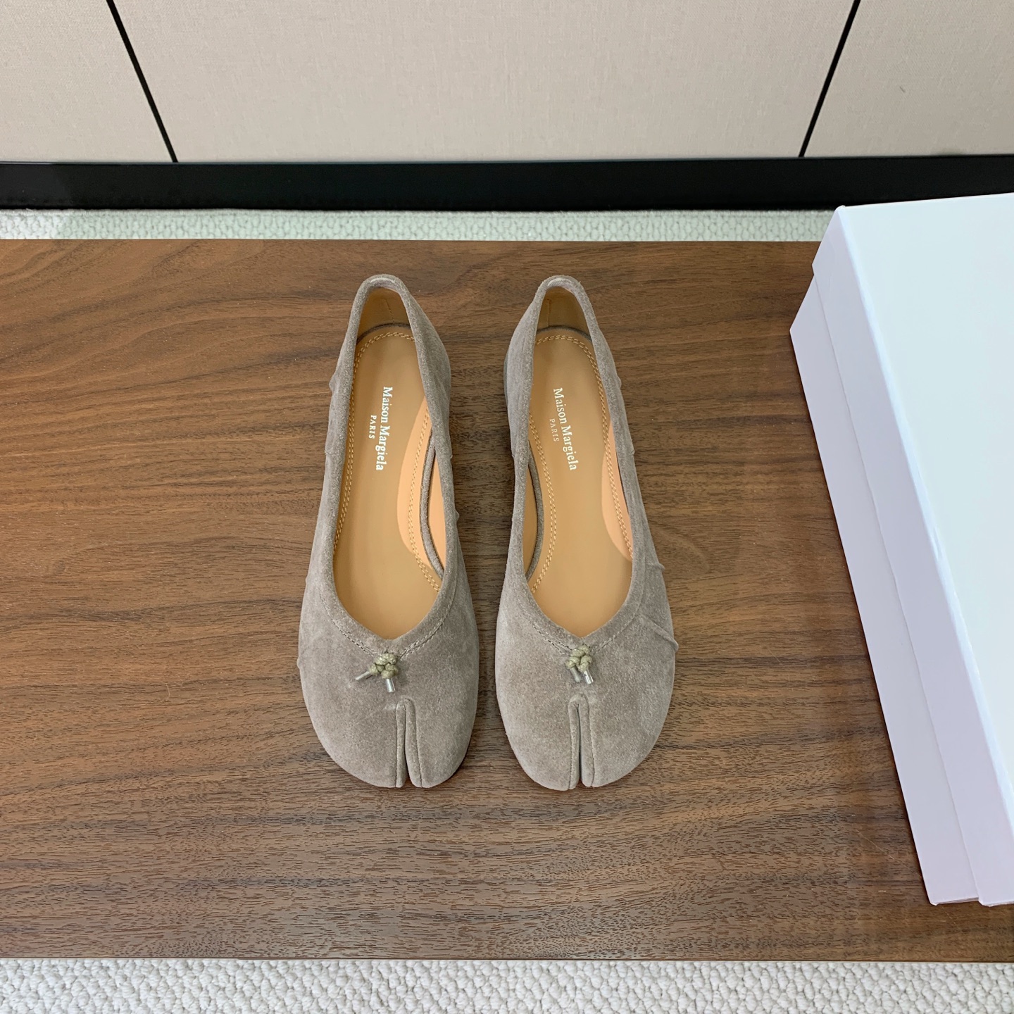 【Maison Margie*a】玛吉拉中分趾单鞋。复古韵味，显瘦百搭。鞋面原版植柔羊皮、爆裂皮。羊皮内里及垫脚。真皮大