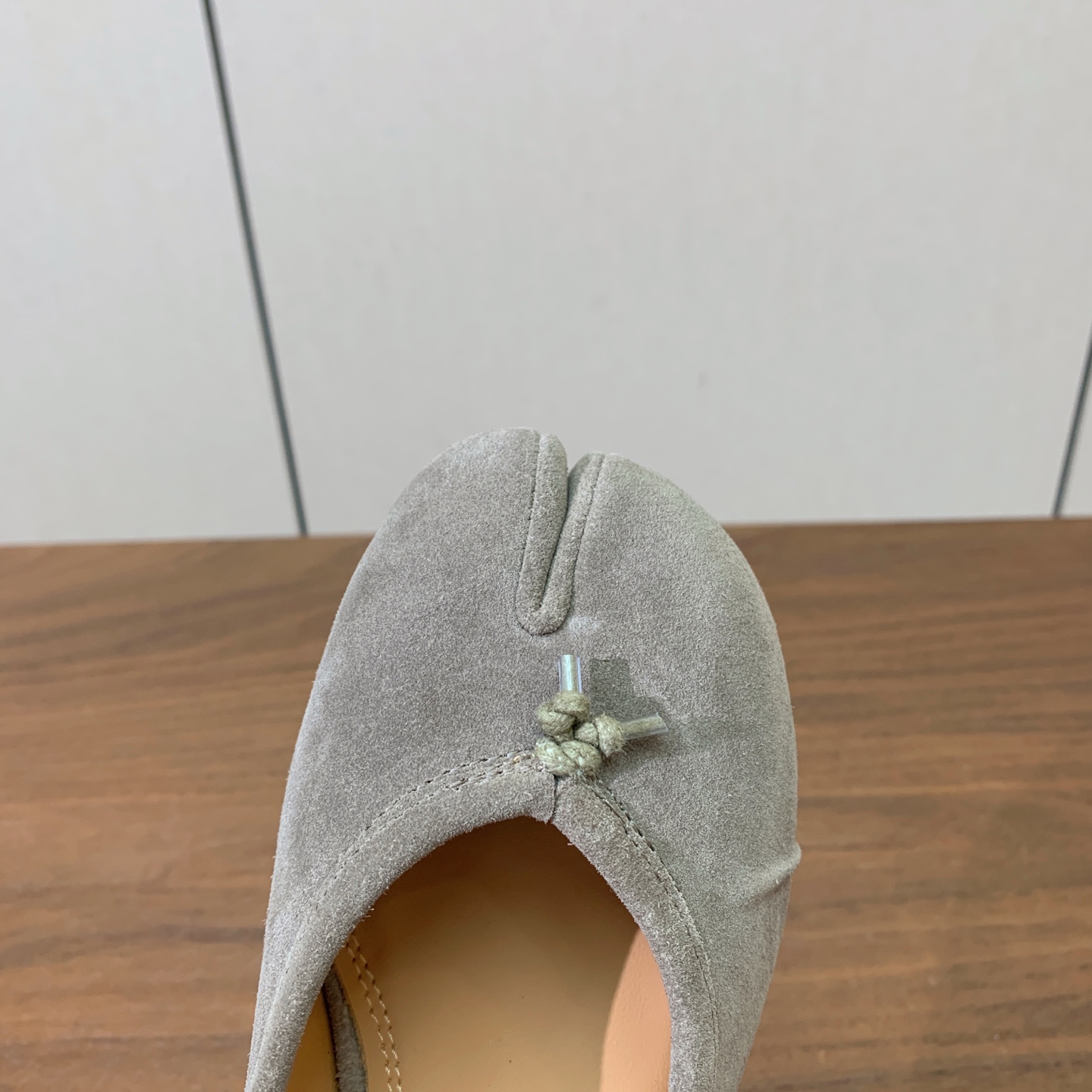 【Maison Margie*a】玛吉拉中分趾单鞋。复古韵味，显瘦百搭。鞋面原版植柔羊皮、爆裂皮。羊皮内里及垫脚。真皮大