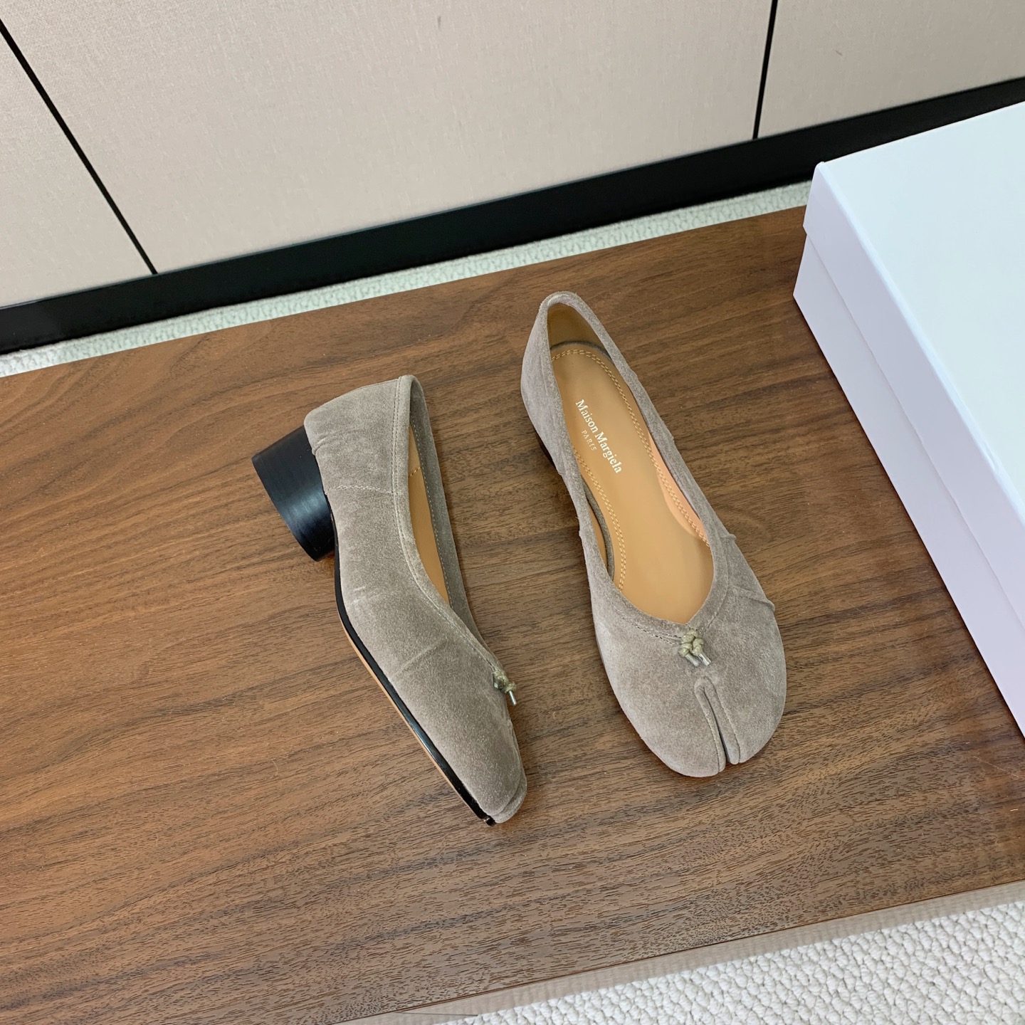 【Maison Margie*a】玛吉拉中分趾单鞋。复古韵味，显瘦百搭。鞋面原版植柔羊皮、爆裂皮。羊皮内里及垫脚。真皮大