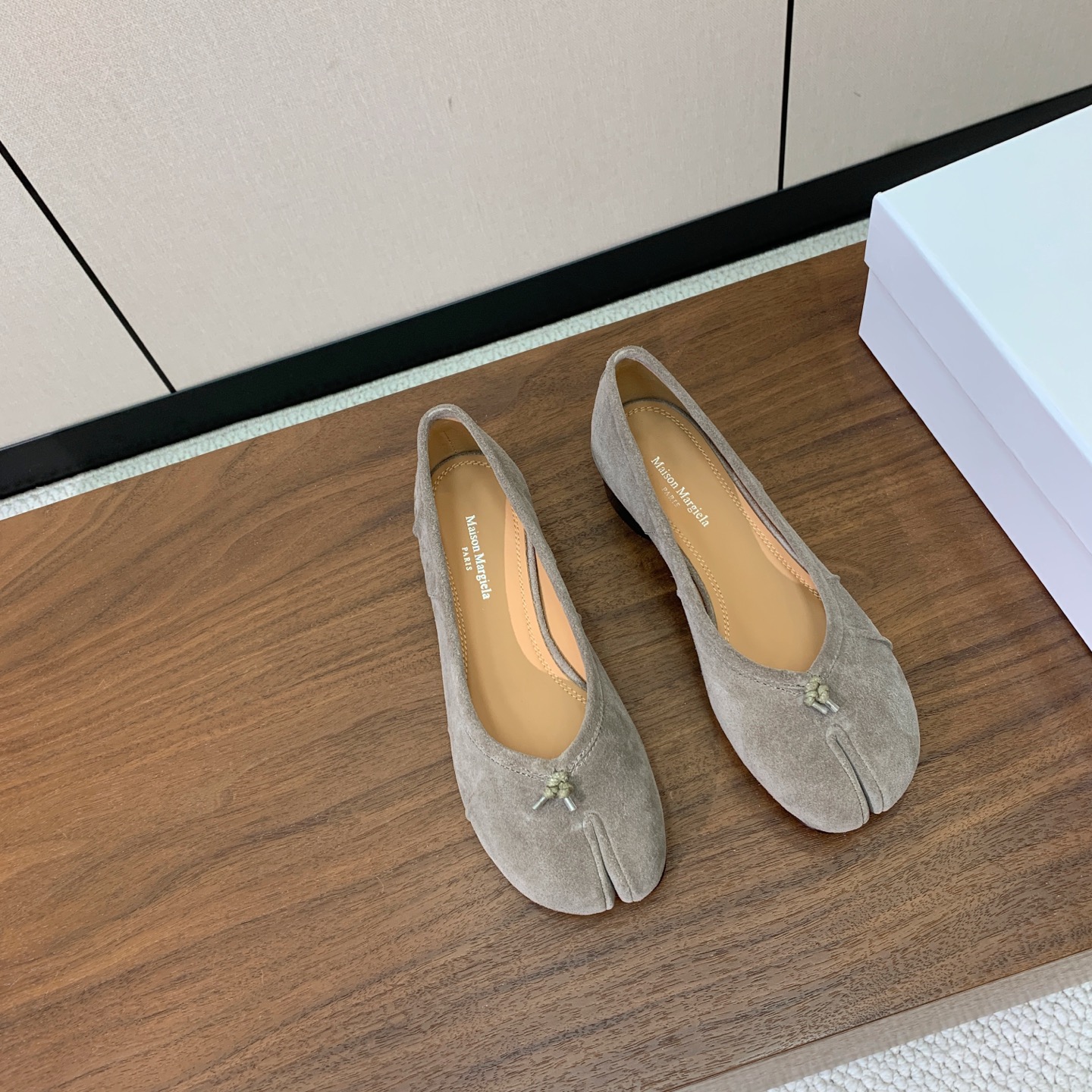 【Maison Margie*a】玛吉拉中分趾单鞋。复古韵味，显瘦百搭。鞋面原版植柔羊皮、爆裂皮。羊皮内里及垫脚。真皮大