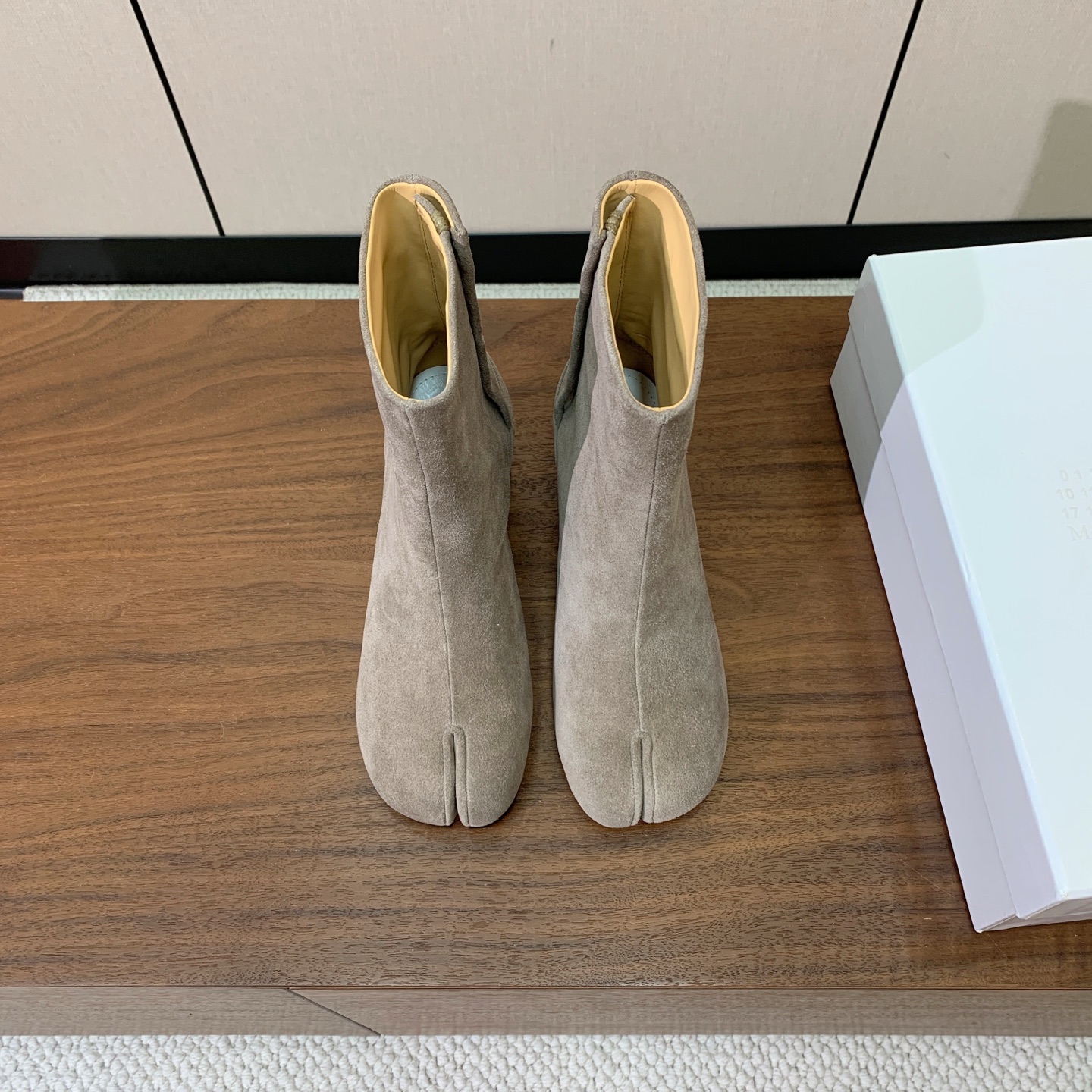 【Maison Margie*a】玛吉拉分趾中跟靴。复古韵味，显瘦百搭。鞋面原版植柔羊皮、爆裂皮。羊皮内里及垫脚。真皮大