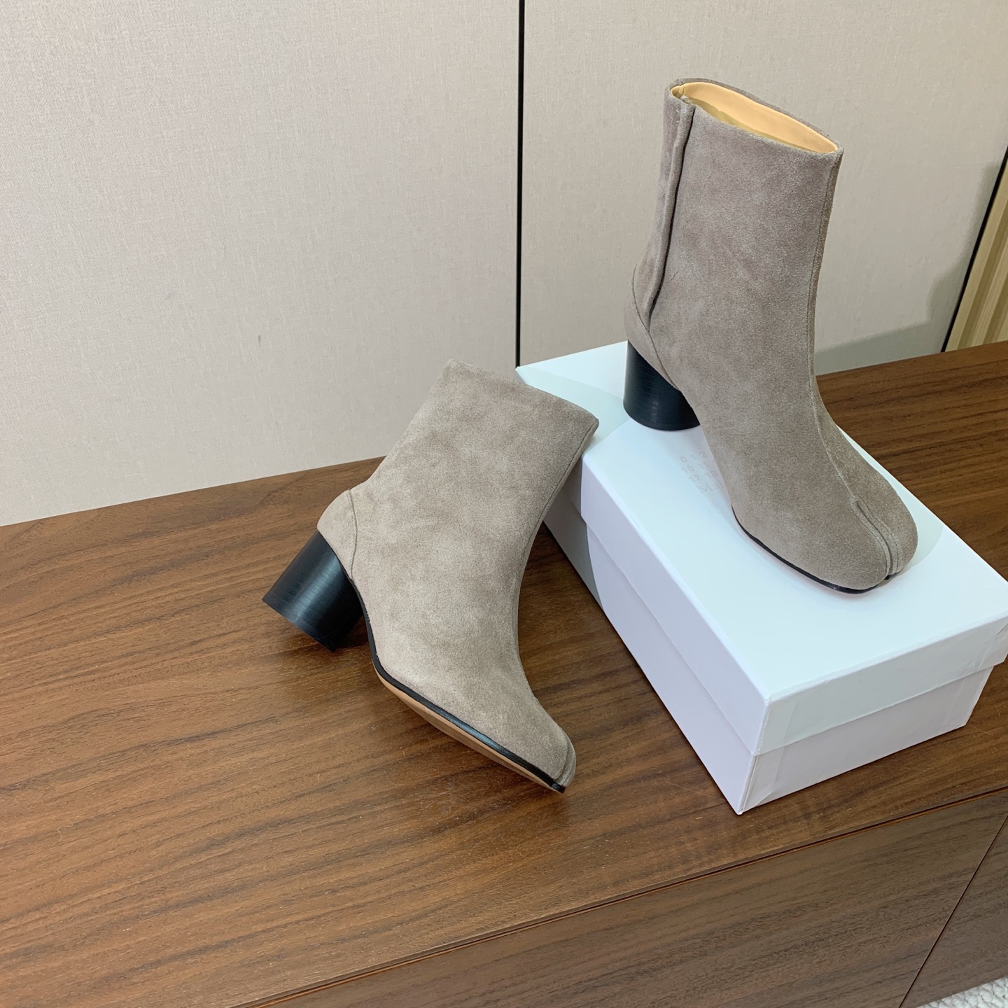 【Maison Margie*a】玛吉拉分趾中跟靴。复古韵味，显瘦百搭。鞋面原版植柔羊皮、爆裂皮。羊皮内里及垫脚。真皮大