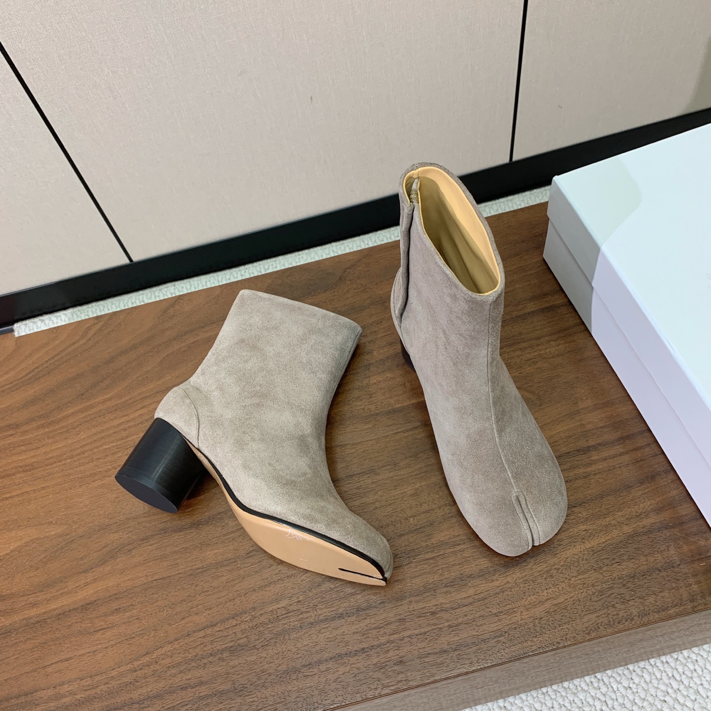 【Maison Margie*a】玛吉拉分趾中跟靴。复古韵味，显瘦百搭。鞋面原版植柔羊皮、爆裂皮。羊皮内里及垫脚。真皮大