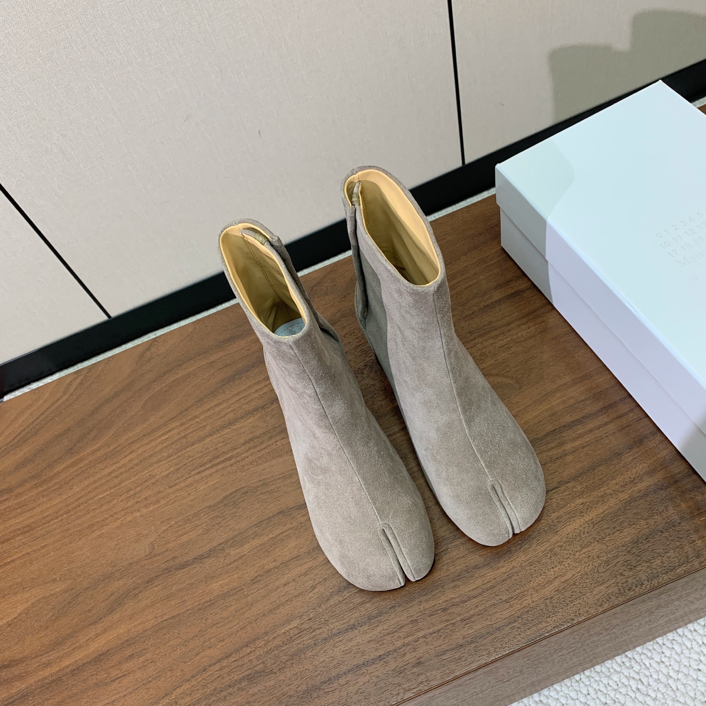 【Maison Margie*a】玛吉拉分趾中跟靴。复古韵味，显瘦百搭。鞋面原版植柔羊皮、爆裂皮。羊皮内里及垫脚。真皮大