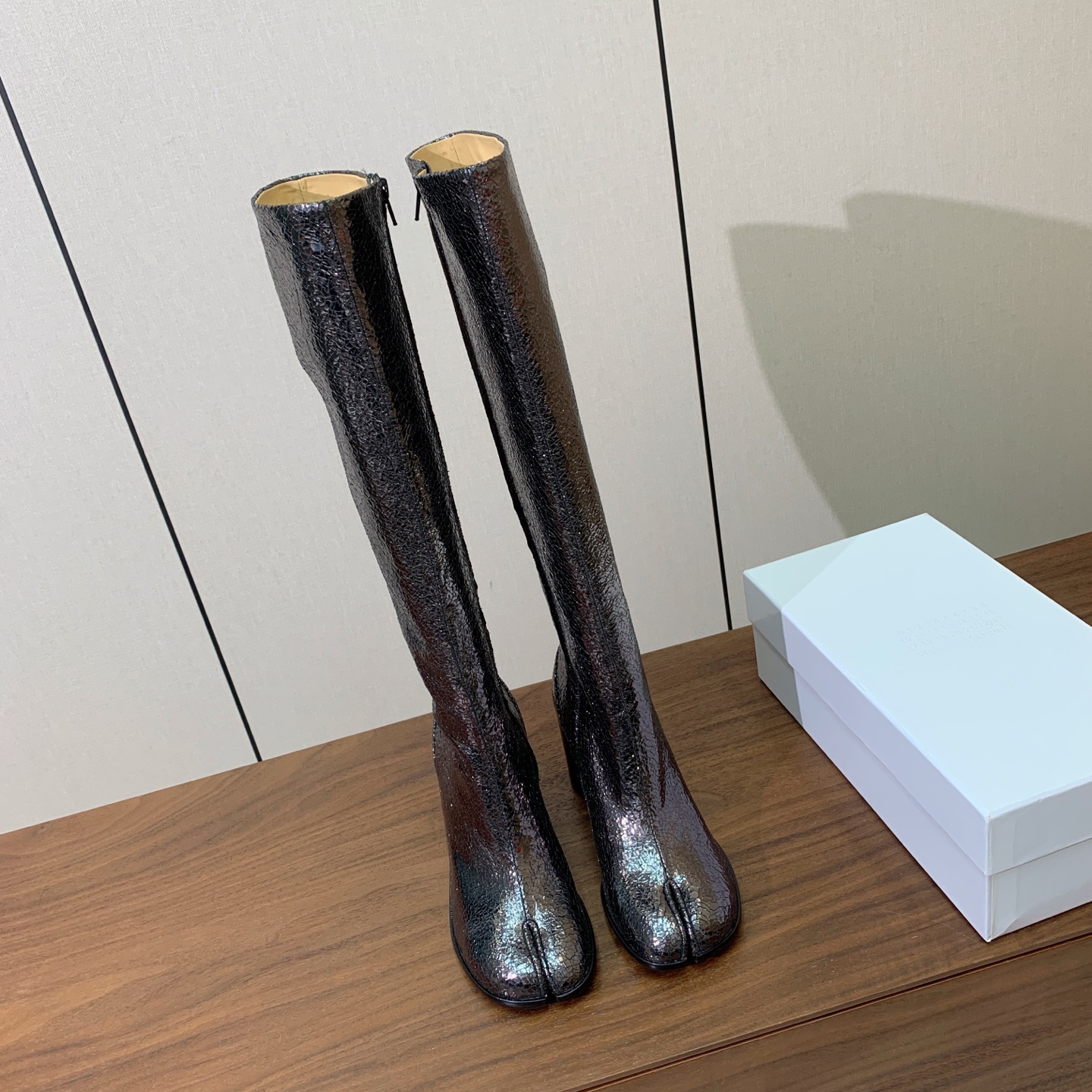 【Maison Margie*a】玛吉拉分趾长靴。复古韵味，显瘦百搭。鞋面原版植柔羊皮、爆裂皮。羊皮内里及垫脚。真皮大底
