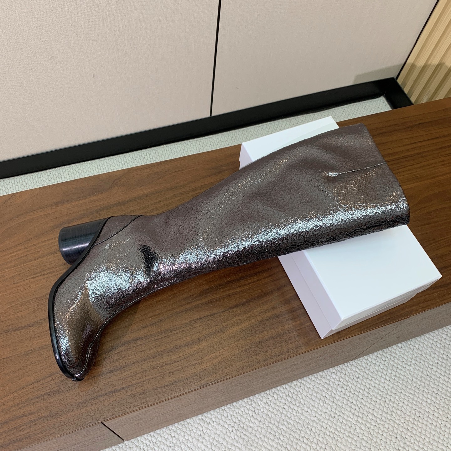 【Maison Margie*a】玛吉拉分趾长靴。复古韵味，显瘦百搭。鞋面原版植柔羊皮、爆裂皮。羊皮内里及垫脚。真皮大底