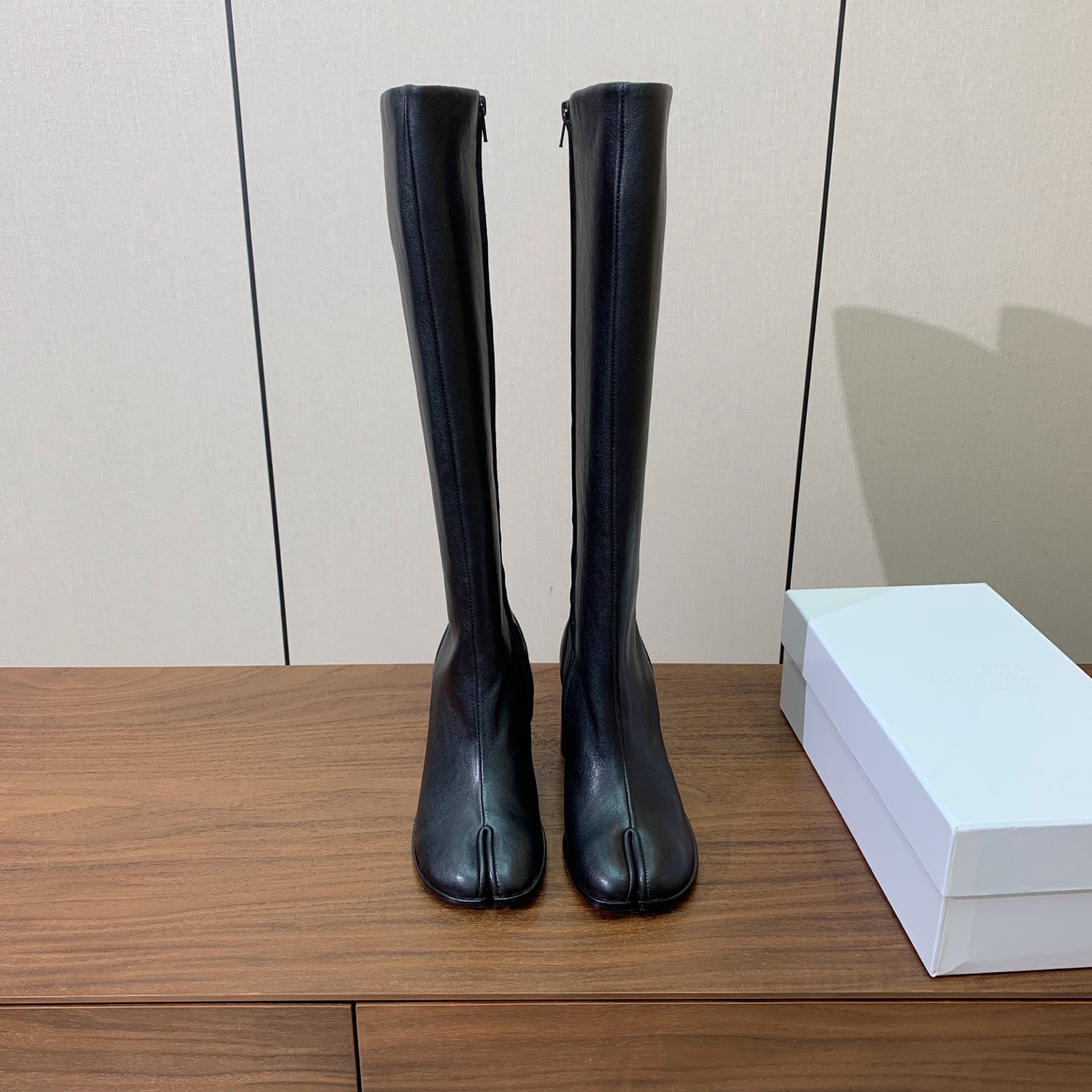 【Maison Margie*a】玛吉拉分趾长靴。复古韵味，显瘦百搭。鞋面原版植柔羊皮、爆裂皮。羊皮内里及垫脚。真皮大底