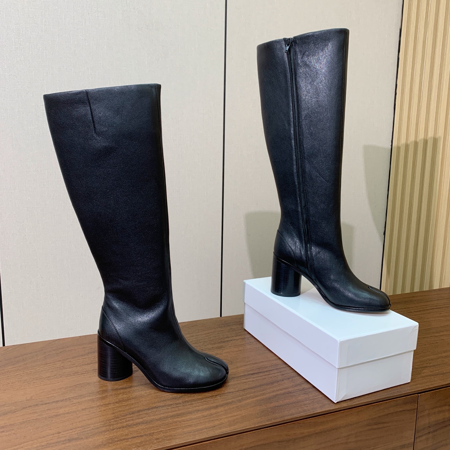 【Maison Margie*a】玛吉拉分趾长靴。复古韵味，显瘦百搭。鞋面原版植柔羊皮、爆裂皮。羊皮内里及垫脚。真皮大底