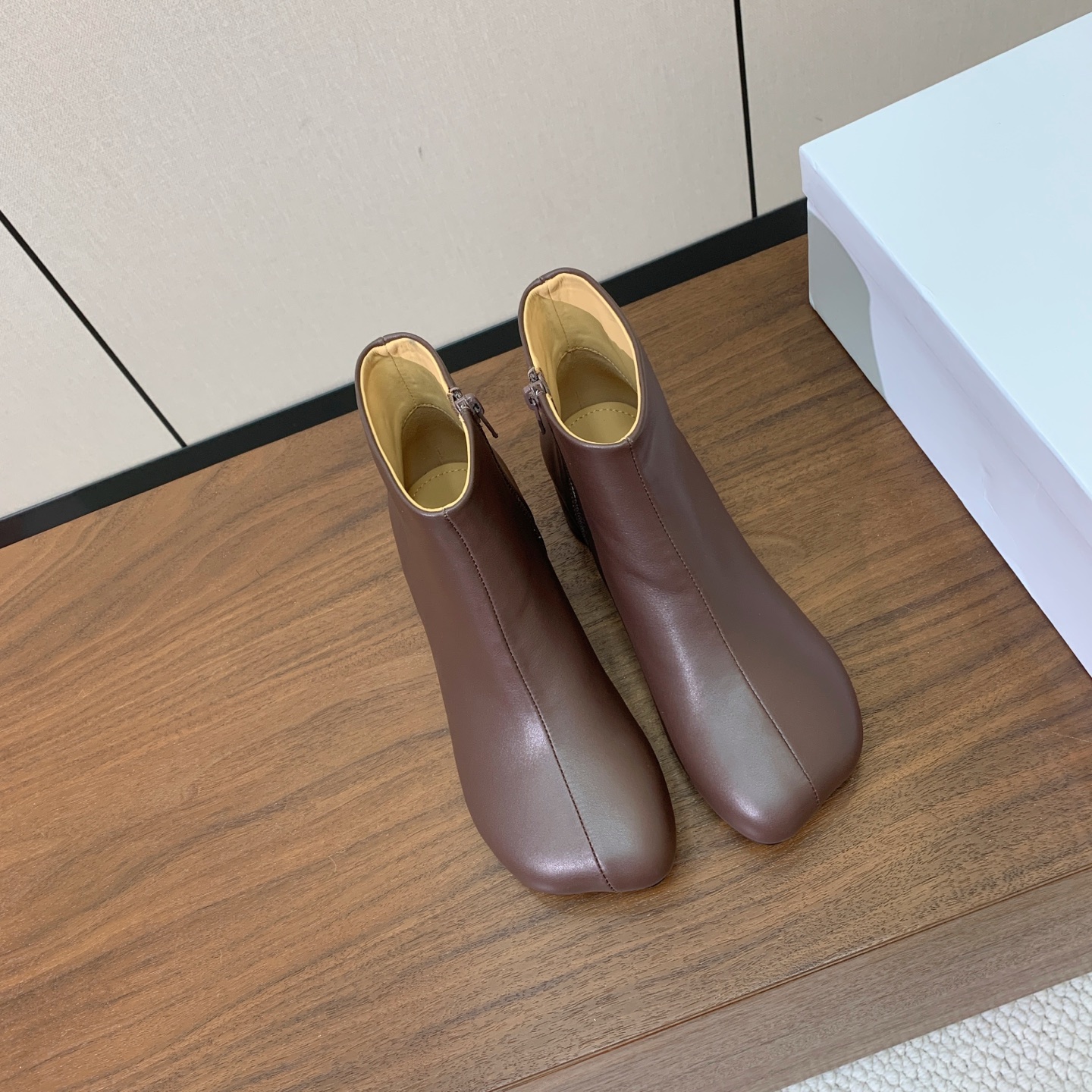【Maison Margie*a】玛吉拉短靴。复古韵味，显瘦百搭。鞋面牛皮，羊皮内里及垫脚。真皮大底。跟高5cm 码数：