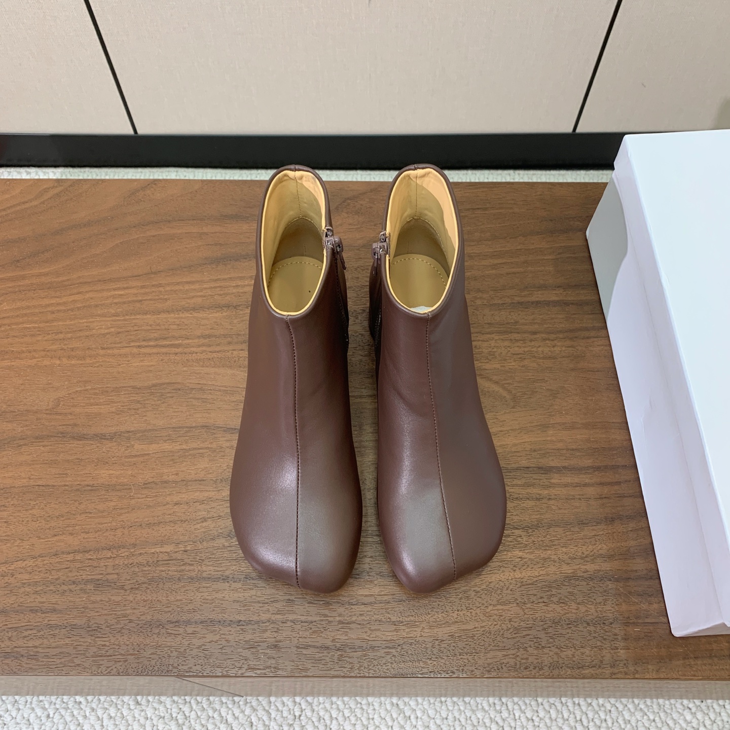 【Maison Margie*a】玛吉拉短靴。复古韵味，显瘦百搭。鞋面牛皮，羊皮内里及垫脚。真皮大底。跟高5cm 码数：