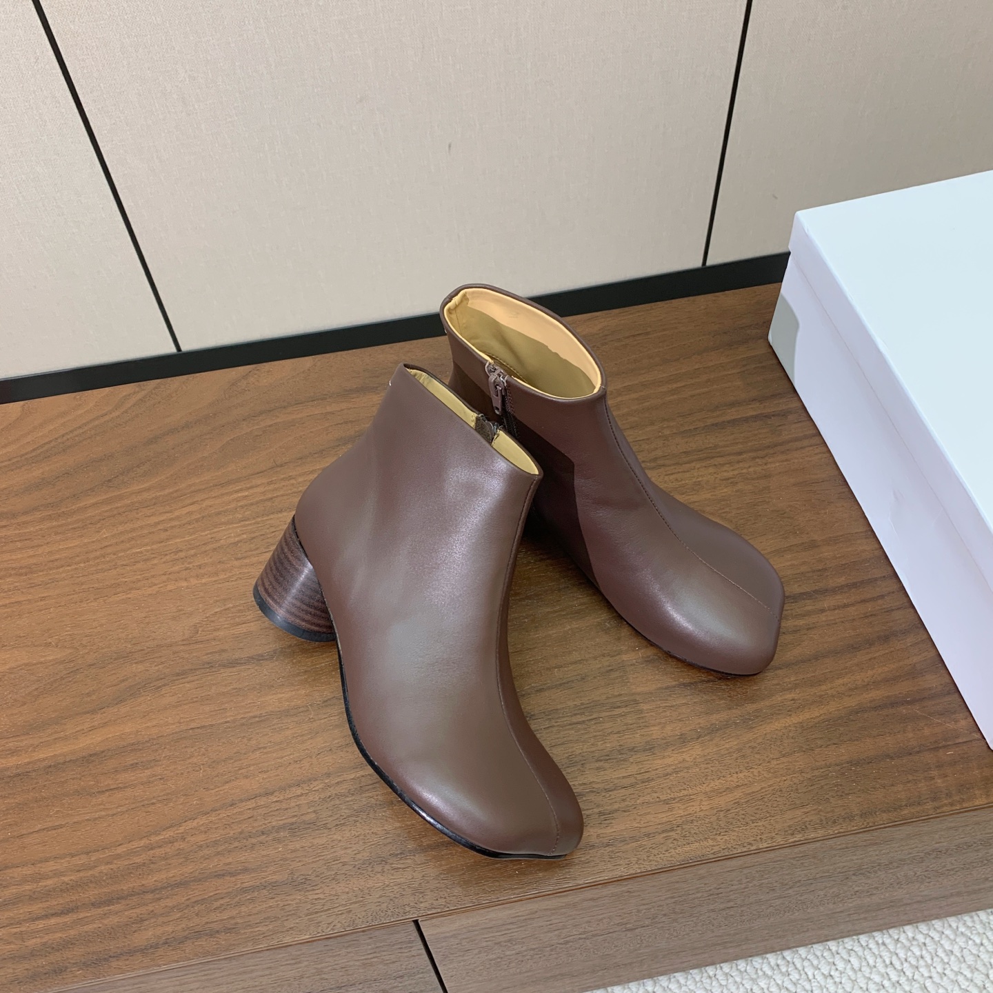 【Maison Margie*a】玛吉拉短靴。复古韵味，显瘦百搭。鞋面牛皮，羊皮内里及垫脚。真皮大底。跟高5cm 码数：