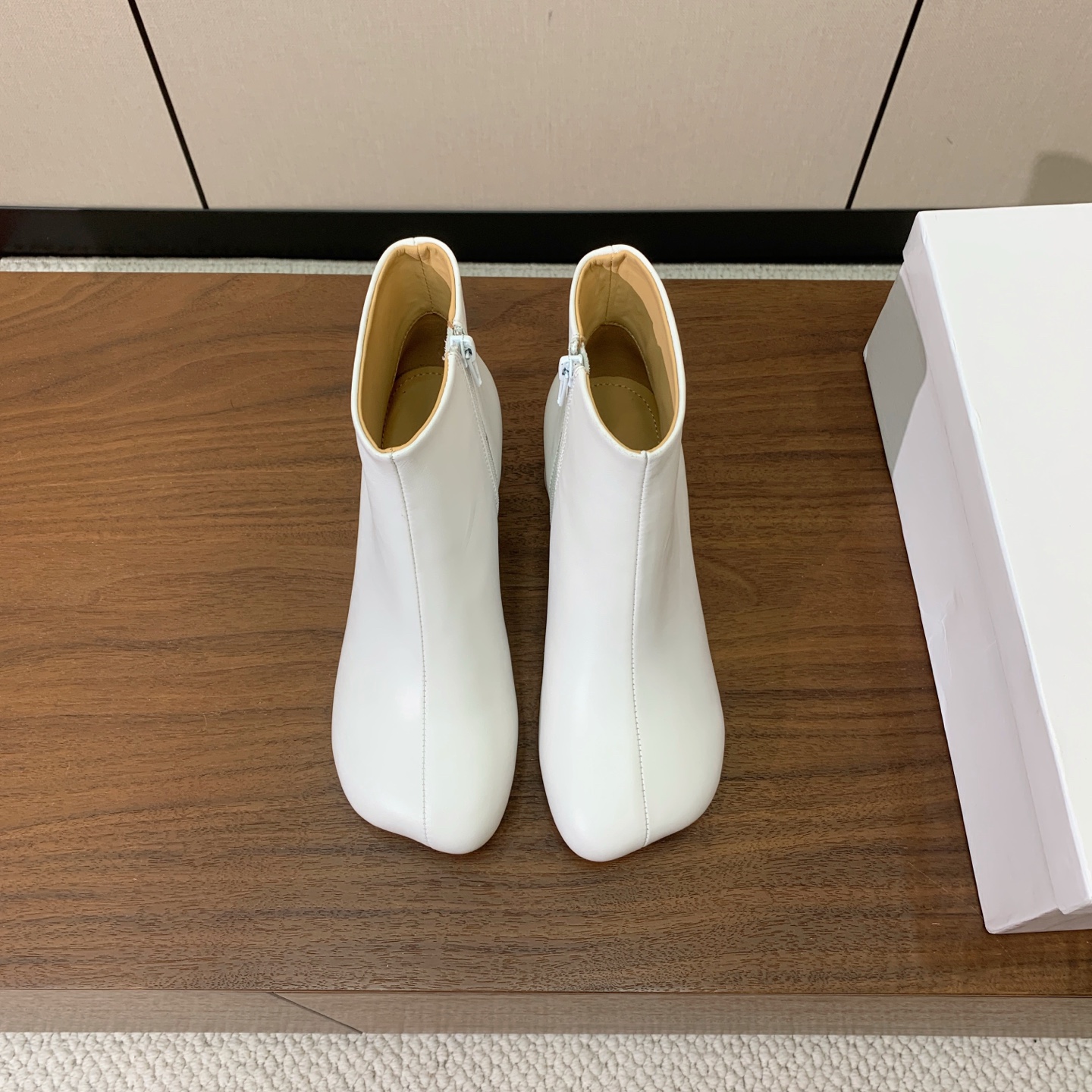 【Maison Margie*a】玛吉拉短靴。复古韵味，显瘦百搭。鞋面牛皮，羊皮内里及垫脚。真皮大底。跟高5cm 码数：