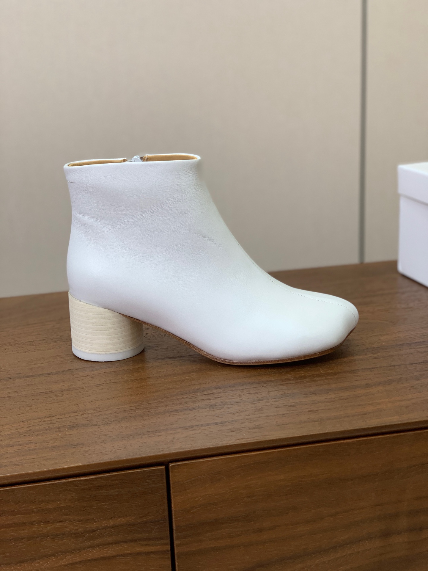 【Maison Margie*a】玛吉拉短靴。复古韵味，显瘦百搭。鞋面牛皮，羊皮内里及垫脚。真皮大底。跟高5cm 码数：