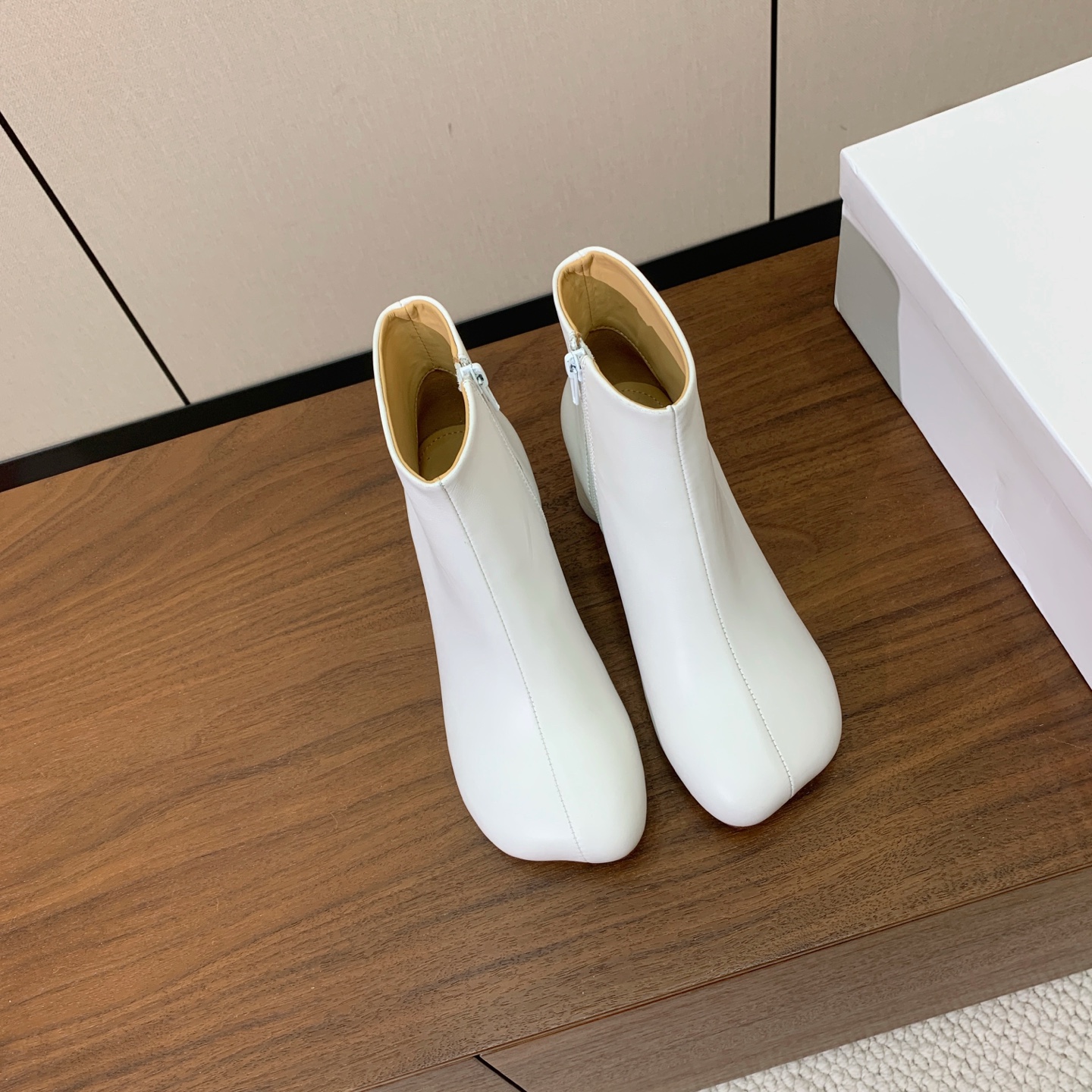 【Maison Margie*a】玛吉拉短靴。复古韵味，显瘦百搭。鞋面牛皮，羊皮内里及垫脚。真皮大底。跟高5cm 码数：