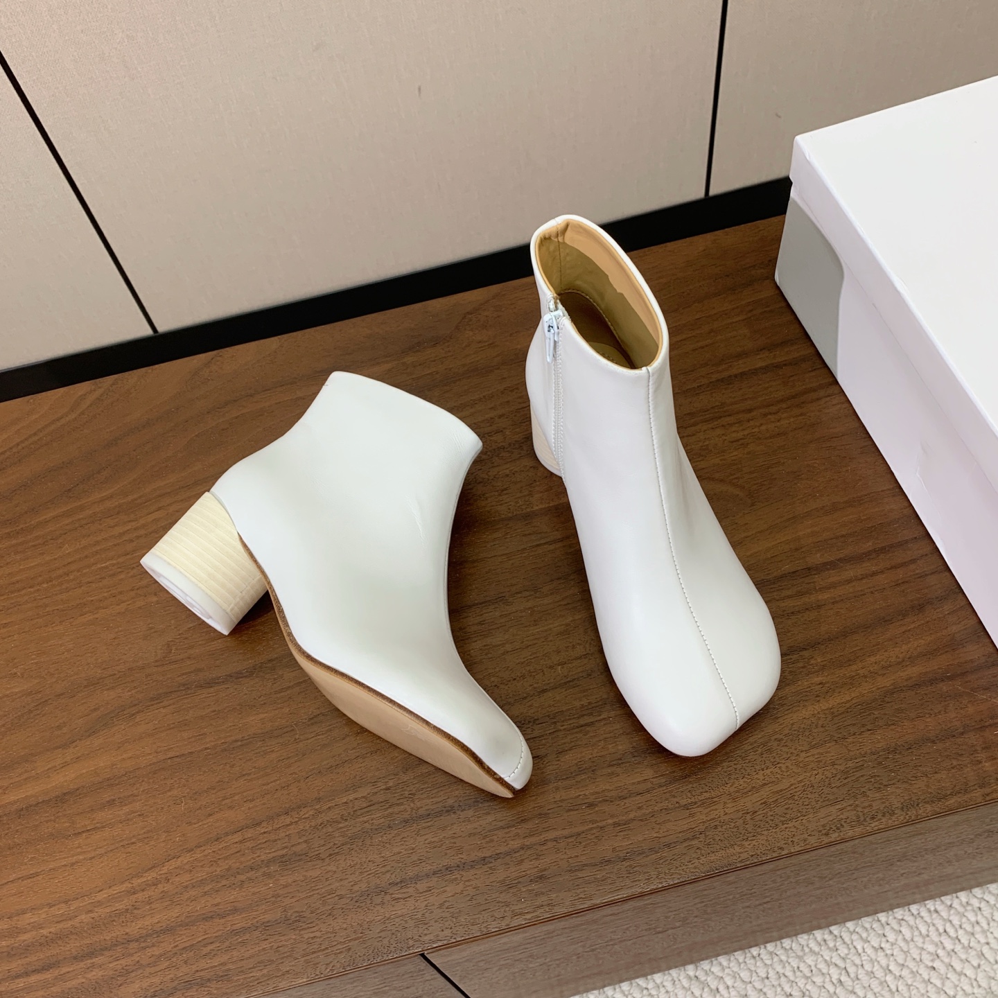 【Maison Margie*a】玛吉拉短靴。复古韵味，显瘦百搭。鞋面牛皮，羊皮内里及垫脚。真皮大底。跟高5cm 码数：