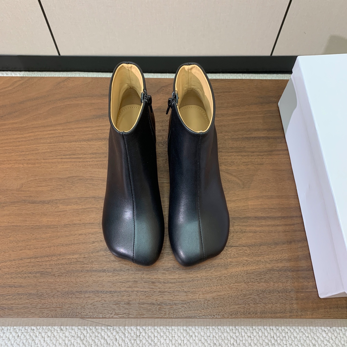 【Maison Margie*a】玛吉拉短靴。复古韵味，显瘦百搭。鞋面牛皮，羊皮内里及垫脚。真皮大底。跟高5cm 码数：