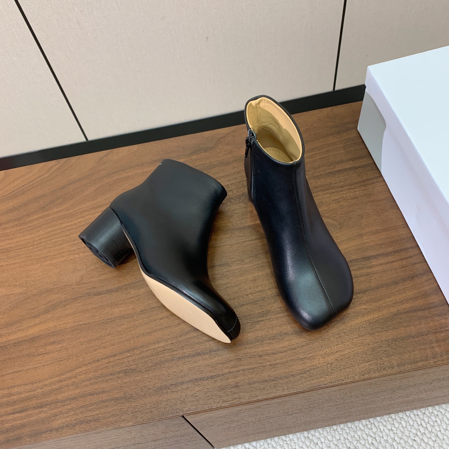 【Maison Margie*a】玛吉拉短靴。复古韵味，显瘦百搭。鞋面牛皮，羊皮内里及垫脚。真皮大底。跟高5cm 码数：