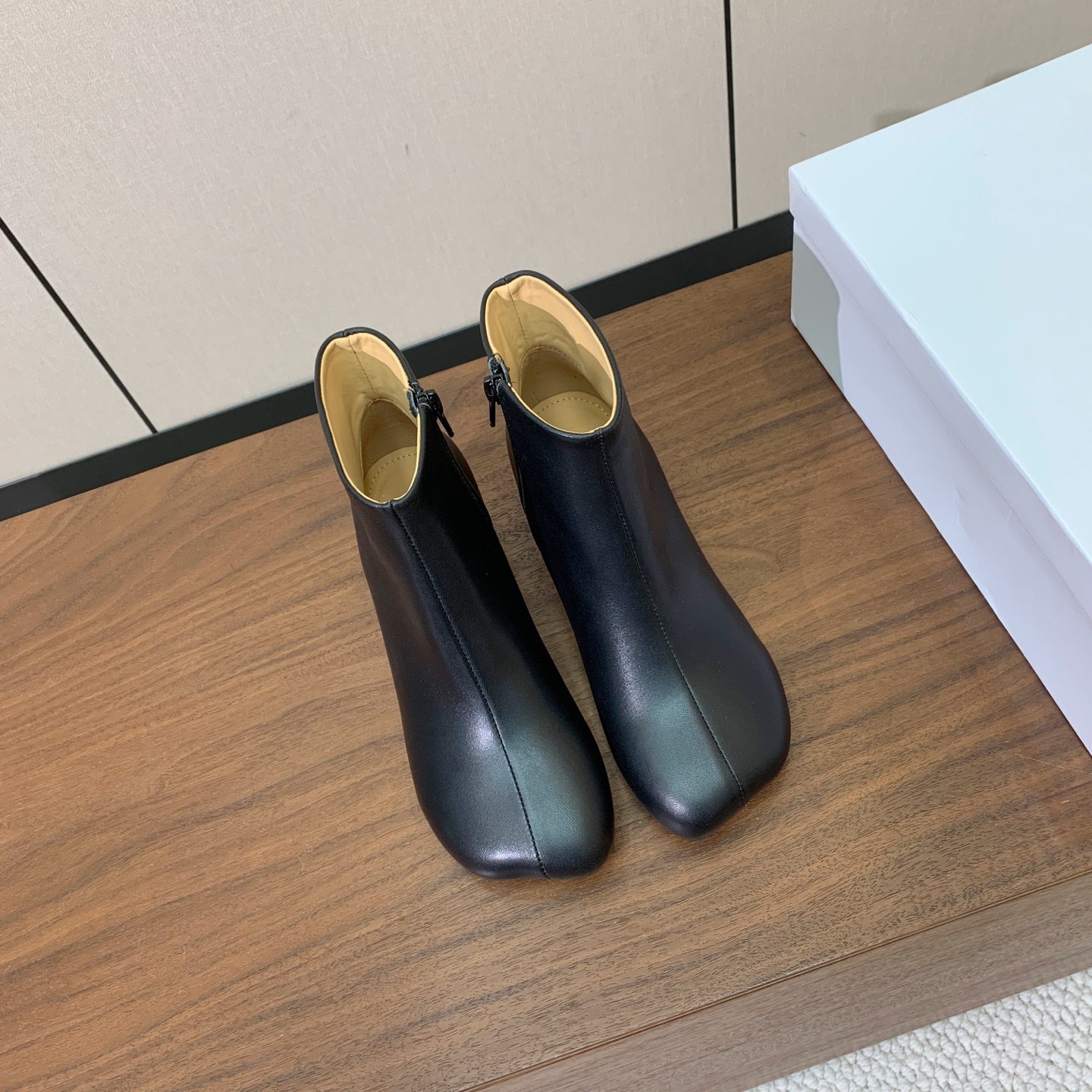 【Maison Margie*a】玛吉拉短靴。复古韵味，显瘦百搭。鞋面牛皮，羊皮内里及垫脚。真皮大底。跟高5cm 码数：