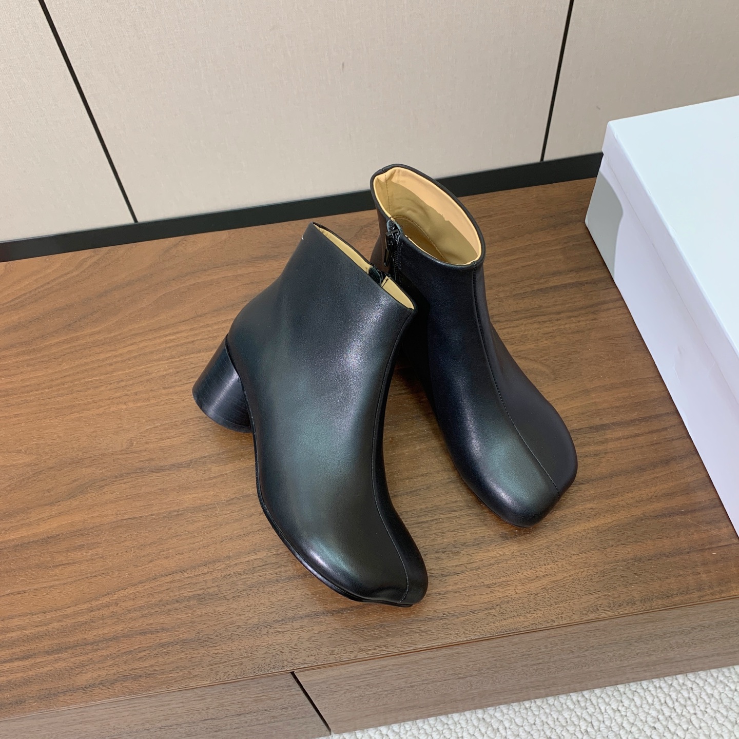 【Maison Margie*a】玛吉拉短靴。复古韵味，显瘦百搭。鞋面牛皮，羊皮内里及垫脚。真皮大底。跟高5cm 码数：