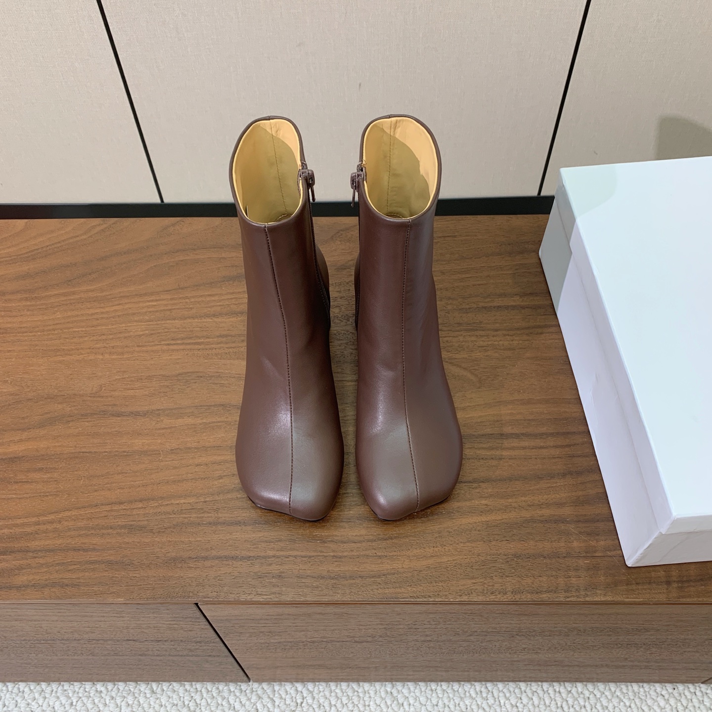 【Maison Margie*a】玛吉拉短靴。复古韵味，显瘦百搭。鞋面牛皮，羊皮内里及垫脚。真皮大底。跟高7cm 码数：