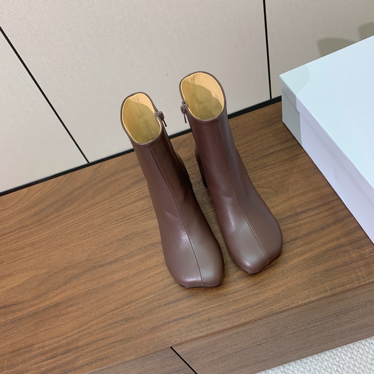 【Maison Margie*a】玛吉拉短靴。复古韵味，显瘦百搭。鞋面牛皮，羊皮内里及垫脚。真皮大底。跟高7cm 码数：