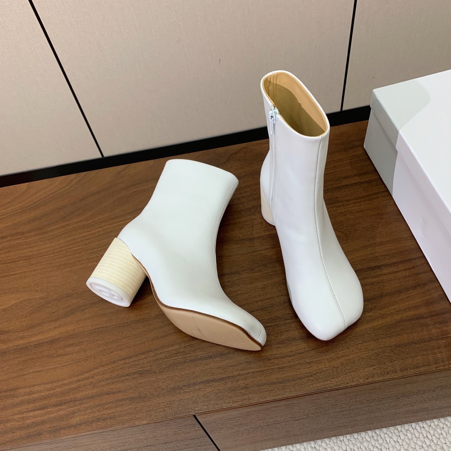【Maison Margie*a】玛吉拉短靴。复古韵味，显瘦百搭。鞋面牛皮，羊皮内里及垫脚。真皮大底。跟高7cm 码数：